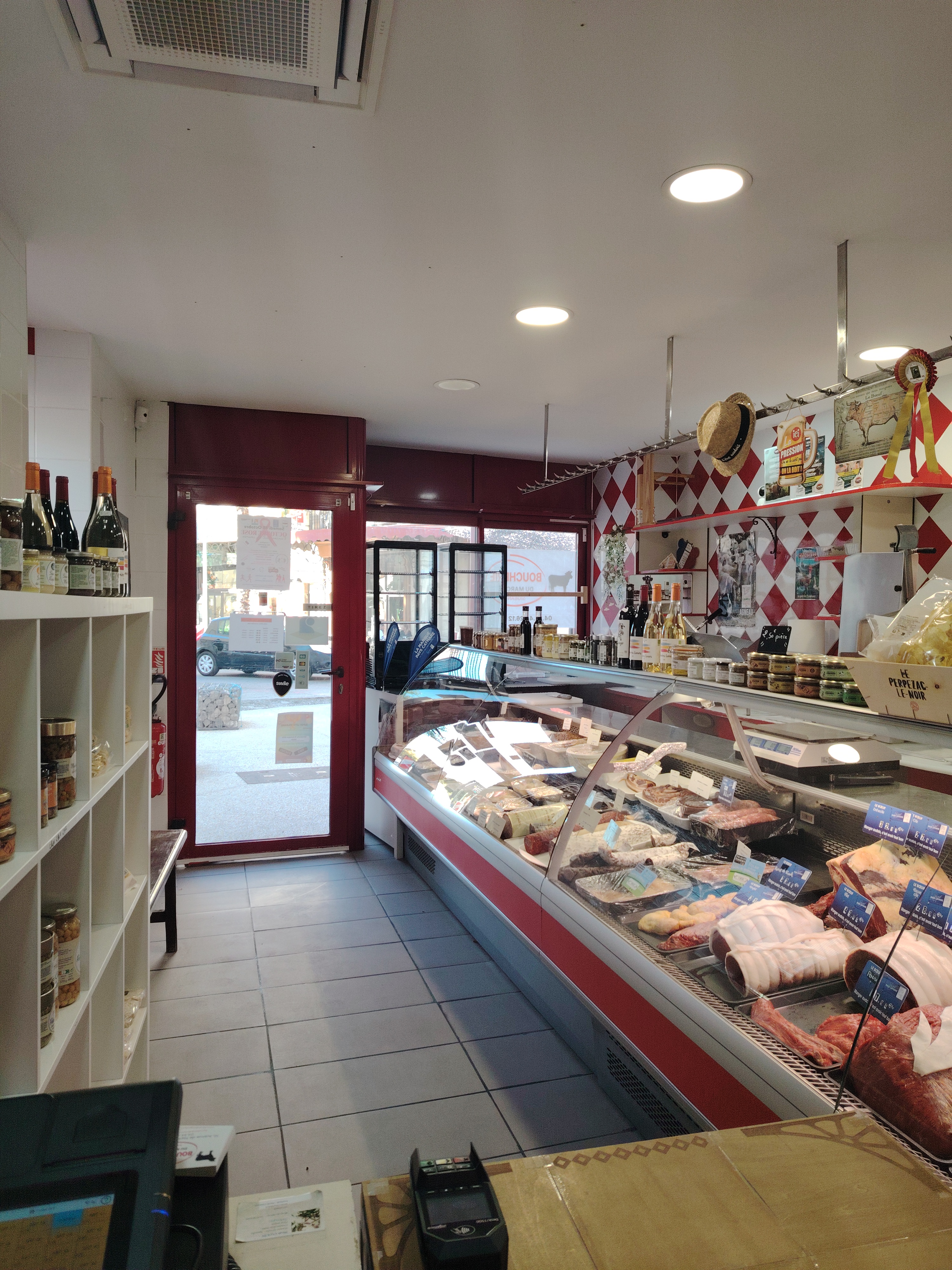 vendre

Boucherie-Charcuerie-Traiteur à Sigean 11130 (6000 habitants)
 située au coeur de ville avec parking à proximité.
C'est une boucherie qui a une bonne réputation et une affaire saine.
Le matériel est complet et entretenu.
Les locaux ont une surface de 60 m2 entre la vente et le labo.
Vente du fond de commerce pour départ dans une autre région.
Petit prix pour une affaire à développer.
Possibilité de passation de 15 j avec le nouveau propriétaire.
Dossier complet par mail sur demande sérieuse.

30 000 euros