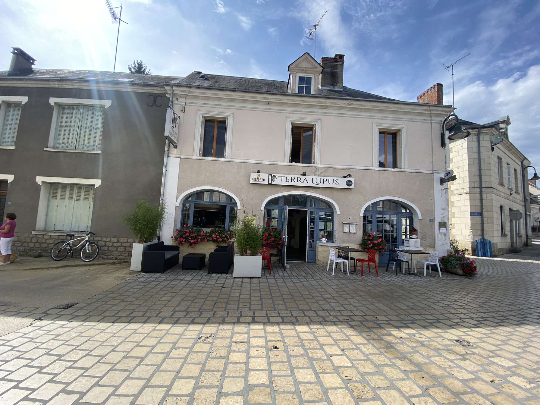 Bar-restaurant-multiservices à reprendre dans village de charme !
