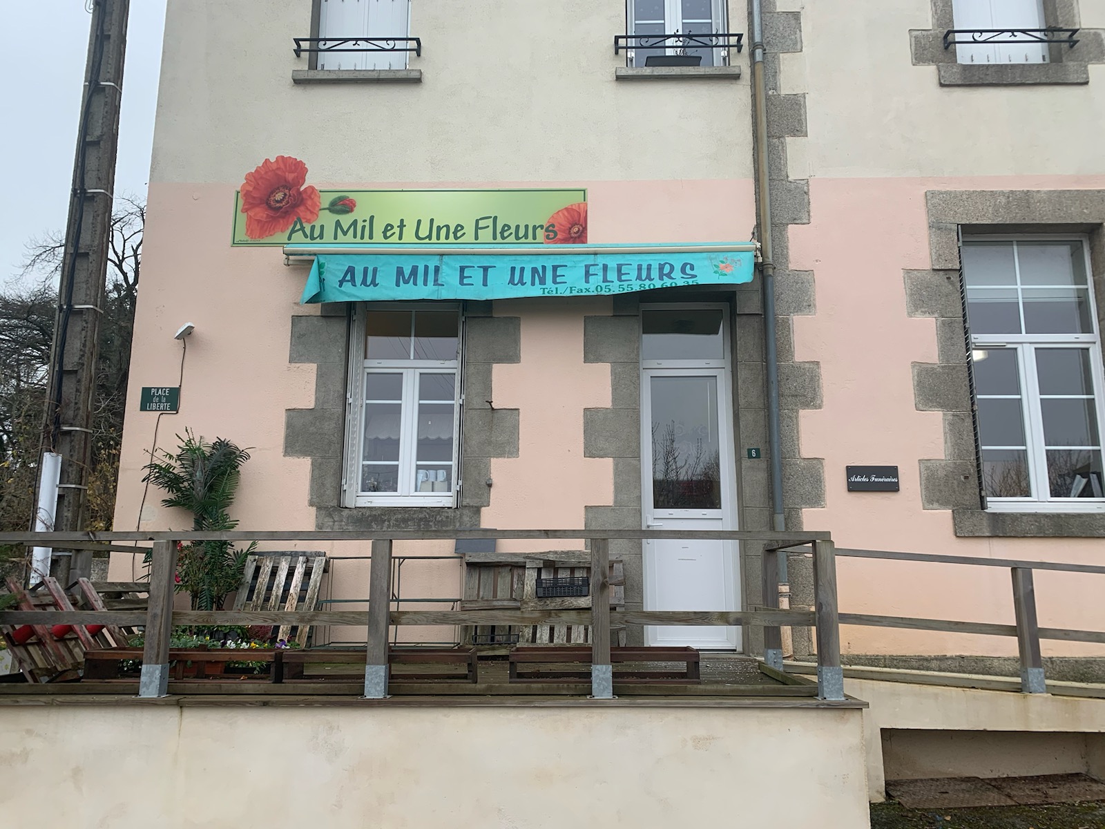 Fonds de commerce à reprendre sur le Nord du département de la Creuse
Situé sur une commune disposant de nombreux atouts (commerces, associations, école et collège, médecin), l'activité détient une implantation stratégique. 
Installé sur la commune depuis plus de 20 ans, Au Mil et Une Fleurs garde ses clients fidèles avec de nombreuses activités : fleurs coupées, créations, décoration, articles funéraires.
Le local (en bail de location avec la commune) comprend 40m2 de surface de vente, 49m2 de réserve, une cour fermée avec un emplacement véhicule et une chambre froide. Il se situe sur une place avec un grand parking de stationnement gratuit.
Si vous terminez votre formation et avez envie de démarrer votre activité à votre compte, cette offre de reprise est idéale pour vous !
Ce commerce offre un beau potentiel de développement.
En tant que cédante, il m'est possible de vous accompagner dans le temps sur la reprise du commerce, en partenariat avec la Chambre des métiers et de l'Artisanat.
Le fonds de commerce est au prix de 40 000€ et inclut tout le matériel et le fourgon de livraison.
le loyer actuel est de 350€ TTC / mois.
N'hésitez pas à me contacter au numéro d'Au Mil et une Fleurs, pour toute visite les portes du commerce sont graandes ouvertes du mardi au samedi de 9h à 18h30.