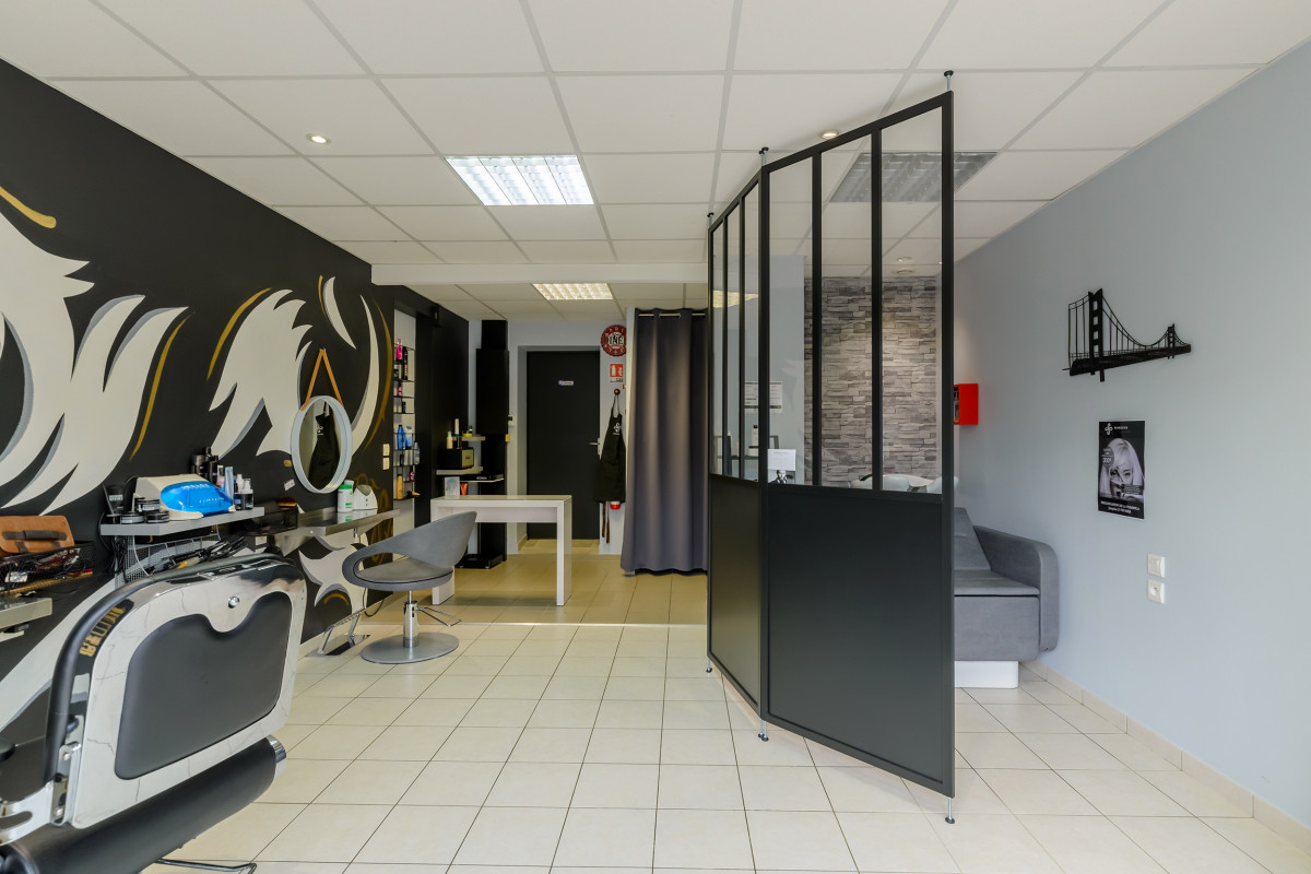 Fonds de commerce coiffure mixte 50 m2 , avec salle de repos + cour extérieure de 15m2.
2 fauteuils (dont 1 place homme) + 1 bac isolé 
Matériel neuf et en parfait état 
1 Manager, 1ère année d'exploitation 
Salon complètement refait en novembre 2020 
Bail à céder  
Travail avec plusieurs marques dont produits végétaux
Le salon est situé à 20min de l'entrée de Rennes, auprès de commerces : magasin de producteurs locaux, boulangerie, bar-tabac, cabinet d'infirmière, cabinet de kinésithérapie. 
Prochainement : salon d'esthétique, pizzeria