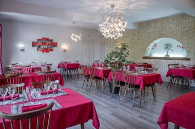 Ce Fond de commerce se situe au croisement de Lyon /Chambéry /Grenoble à 10 min de l'autoroute , proche de Walibi.
Nous avons Deux salles( une de 20 couverts et une de 40 couverts), et ,une terrasse de 50 couverts (possibilité d'agrandissement) . Un grand parking juste en face du restaurant est disponible. Un logement  contenant 3 chambres, 1 salle de bain ,un coin salon , et un bureau , idéal lorsque l'on a des enfants.
L'hotel est composée de 6 chambres : 4 de 1 ou 2 pers et 2 de 3 ou 4 pers.