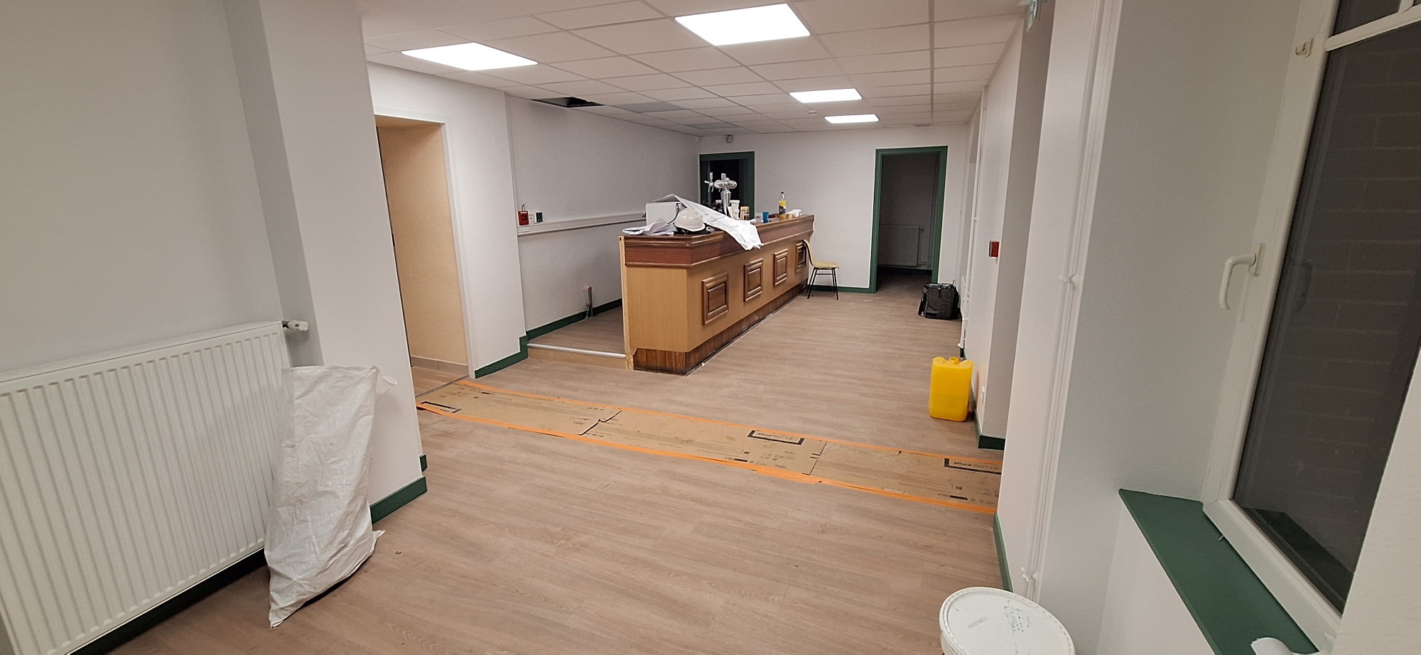 La commune de Razès, en Haute-Vienne, située sur l’axe A20 (sortie direct échangeur 25), recherche un porteur de projet (ou couple) pour réactiver un hôtel restaurant avec possibilité de développer un service traiteur. 
Idéalement situé au cœur du centre-bourg, cet établissement a connu par le passé une activité commerciale réputée. L’ancienne dirigeante a fait valoir ses droits à la retraite. La commune qui a acquis cet établissement envisage de proposer la reprise de l’activité en location à un professionnel de la restauration.
Le bâtiment a bénéficié d’investissements importants de la commune (500K€) pour le réhabiliter afin de le moderniser (réfection totale des chambres pour atteindre les 2 étoiles), le mettre aux normes (accessibilité, électricité,) et améliorer sa performance énergétique (changement de la chaudière, isolation des murs, mise en place d’une ventilation contrôlée, éclairage LED…).
Le site bénéficie d’une façade sur rue avec terrasse donnant sur la place principale du bourg qui vient d’être intégralement aménagée. Le rez-de-chaussée intégrant la partie restaurant/bar dispose d'une superficie de 225 m2 environ constitué de 2 salles de restaurant (73 et 50 m²), une salle de bar (48 m²), une cuisine professionnelle à équiper. A l’étage se situe la partie hébergement avec 6 chambres exploitables et un bureau. Une terrasse peut être aménagée devant et derrière le bâtiment.
Le sous-sol d’une surface d’environ 220 m² permet d’offrir de nombreuses possibilités de stockage.
Un parc d’environ 5 000 m², joliment arboré à l’arrière du bâtiment permet d’accueillir des évènements traiteur et offre des place de stationnement.
L'établissement pourra bénéficier de la fréquentation des habitants, des associations et entreprises du territoire, ainsi que d'une clientèle de passage, de touristes. A noter la présence sur la commune, du site principal du Lac de Saint Pardoux (Santrop), atout touristique majeur du département avec plus de 500 000 visiteurs annuels. 
L'exploitant devra proposer une restauration traditionnelle et de qualité valorisant les produits locaux.
Le dispositif prévu consiste en une location avec un bail commercial 3/6/9 intégrant la licence 4 pour un montant de 1200 € H.T mensuel.
Les personnes intéressées peuvent contacter la Mairie de Razès ou la CCI de la Haute-Vienne. Les candidats devront joindre impérativement un CV et une lettre présentant leur projet. Une visite des lieux pourra être effectuée.