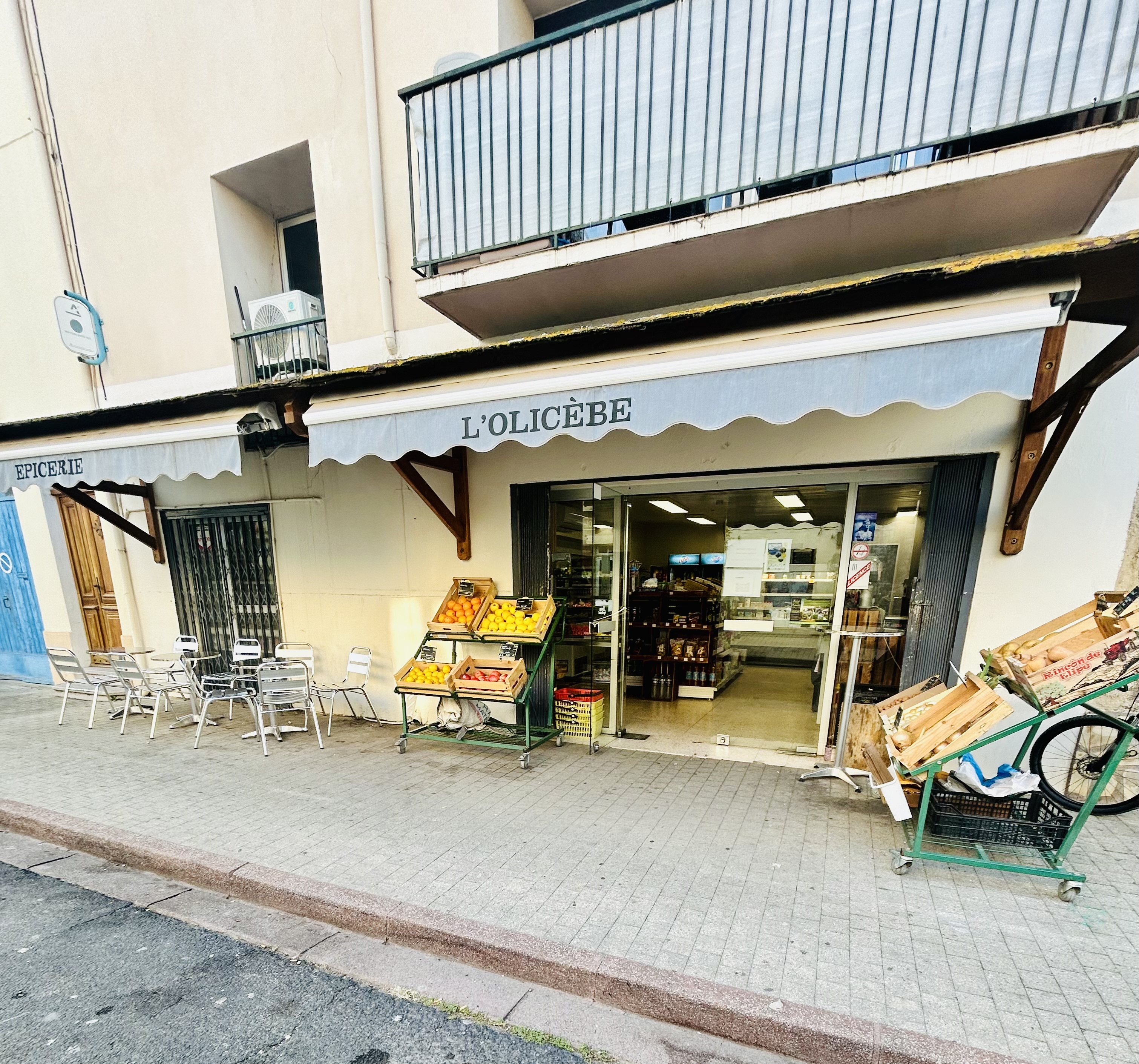 Epicerie-dépôt de pain-bar licence 3
libre d'enseigne et implantée au cœur du village depuis plus de 100 ans
Bail 3/6/9 loyer 500€ par mois
Diverses activités : charcuteries et fromages à la coupe, traiteur, produits locaux, produits de 1ère nécessité et bar
Local tout équipé pour un début d'activité immédiat, clientèle fidèle, terrasse pour activité bar et snacking sur place.
Affaire à 1 tête à fort potentiel de développement
Vente pour raison familiale.