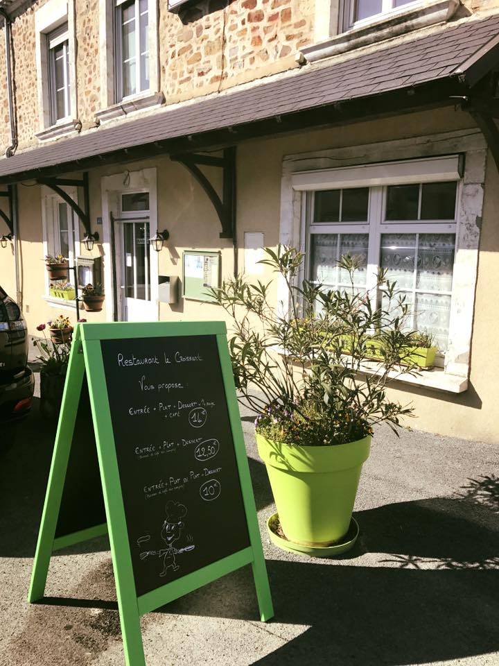 25 minutes du MANS et de LAVAL en centre-ville
Murs Immeuble à vendre gros visuel axe passant
 Ancien Hôtel Restaurant parfaitement aux normes, fermé depuis fin 2023 pour raison de retraite après 35 ans d’exploitation.
Axe passant, bon visuel et stationnement.
Surface habitable : 
Actuellement,1 bâtiment principal de 400 m² environs habitables en R+1 
Peut-être de nouveau remis en activité d’hôtel Restaurant Bar.
ou changement de destination possible vers :
Maison et ou table d’hôtes,  Gîte , hébergement, à l’habitat par division, ou toutes autres activités.
Immeuble est aux normes ERP 
Il est équipé et aménagé mais non ameublé pour la restauration et petite hôtellerie (4 chambres)
+ 1 logement T4 de fonction
+1 Cave 'entrée indépendante)
En bel état général d’entretien des façades
 Les toitures ont été refaite en 2021, 2022, 2023.
Double vitrage sur tous les ouvrants
Chauffage au fioul
Disposant d’une cave avec accès sur cour avec accès direct sur la nationale  
Disposant en sus d’une annexe de 50 m² couvert sur terrain idéal parking privé.
Ventilation des surfaces:
1)	RdC Équipé extraction 
2)	Composé d’un RdC à usage de réception, cuisines, sanitaires, salle de bar et de réception.
3)	1er étage 4 chambres avec bains et sanitaires 
4)	+ 1 Logement de fonction Type T4 avec bains et sanitaires (sans cuisine)
5)	a l'arrière une annexe bâtie couverte de 50 m² environ (actuellement usage de garage) avec accès indépendant.
6)	Taxe foncière 2022 : 1105 €
Prix Murs non occupés :143 000 €