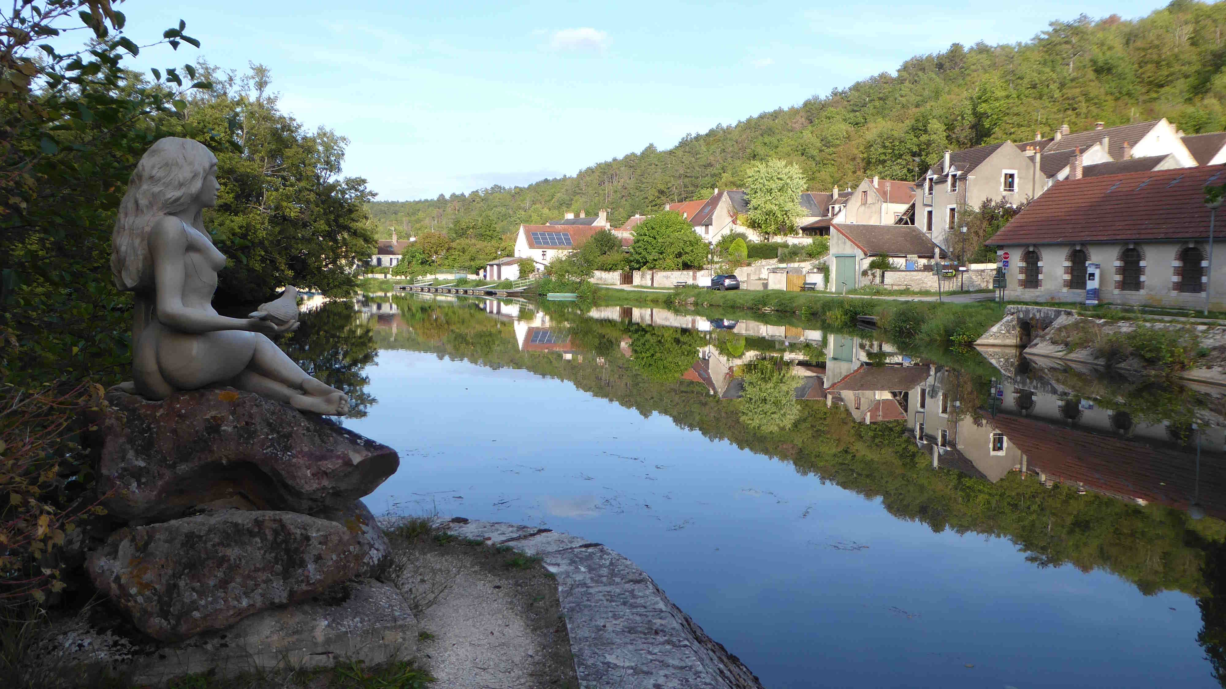 Description

1 Notre village

Situé à 25 km au Sud d’Auxerre, Mailly la Ville est un charmant village de 500 habitants traversé par le canal du Nivernais et la rivière l’Yonne. 


La fréquentation touristique est importante de mai à septembre avec la proximité de Vézelay et la halte nautique où les bateaux de tourisme stationnent drainant des touristes français et étrangers.

La fréquentation des cyclotouristes est également intense en période estivale mais aussi en mi saison.

Une aire de loisirs et un Snack en bordure de la rivière est située à proximité. En été elle est très fréquentée par la population locale mais aussi des Auxerrois y viennent trsè régulièrement.

Les commerces sont loin pour les habitants et aucune commune voisine ne dispose actuellement d’épicerie de proximité.

La demande pour la réouverture de l’épicerie « multicommerce » est importante de la part des habitants de la commune, du secteur et de nos nombreux visiteurs.

L’ensemble de ces éléments apporte un fort potentiel commercial surtout sur la période de mai à octobre.

2 Le commerce

Situé au dans la rue principale du Village en face de la Mairie le local est installé dans un bâtiment communal. L’épicerie était en fonctionnement début 2026.


Descriptif :
-	un local principal de 60 m2,
-	un petit local annexe de 14 m2,
-	une grange de 30 m² non attenante située à quelques mètres pouvant faire office de réserve, 
-	WC et point d’eau.

L’ensemble ne dispose pas d’aménagement (vitrine, caisse etc.…)


3 Conditions :
-	Bail commercial dérogatoire de 1 à 3 ans.
-	Loyer à convenir avec la Mairie.

4 Contact :
Mairie de Mailly la Ville : 37 rue Camélinat 89270 MAILLY LA VILLE
Adresse mail : mailly.ville@wanadoo.fr