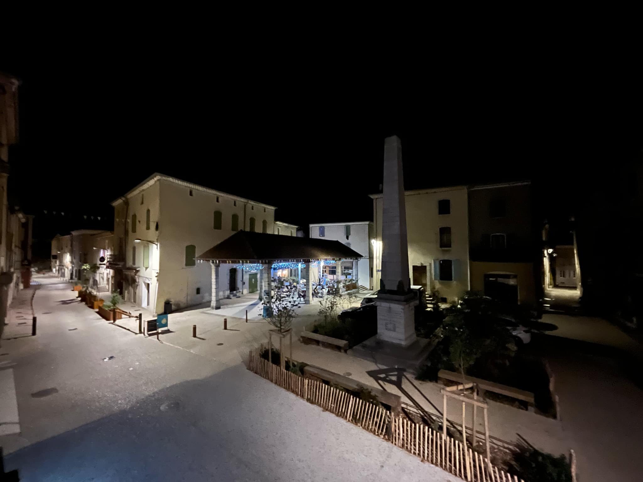 Maison de ville (environ 100m2) T4 sur 3 niveaux et indépendamment
au rdc un commerce en activité (environ
75m2).
Idéalement situé en plein cœur de ville avec belle terrasse sur place publique.
Centre ville récemment rénové.
Travail à l'année.
Actuellement cave/resto au commerce &
B'nb au dernier étage.
Bel ensemble à optimiser
Idéal nouveau départ
Vente après saison 2025.
Contact - photo et visites sur demande
A bientôt