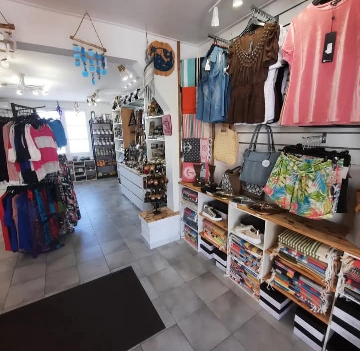 A cause d'un soucis de santé je dois me séparer de ma boutique de bijoux fantaisie, pierres, accessoires de mode, prêt à porter, senteurs.
45 M2 environ+ un bel espace extérieur avec store.
Entièrement refaite en 2024.
Bail commercial loyer 650€ nets de TVA.
Climatisation réversible. 
Faibles charges de fonctionnement 
Emplacement de premier plan au coeur d un bourg très dynamique. Littoral landais. Foncionne à l année avec une forte saisonnalité de mai à octobre.
Prête a travailler avec stock compensé de
Fond de commerce dab  et matériel 15000€
Stock 20000€ (à affiner sur inventaire et sélection de produits)
Accompagnement assuré .