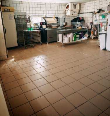 À transmettre, boulangerie-pâtisserie familiale située au cœur de Villevocance (Ardèche Verte), village dynamique d'environ 1 200 habitants, avec commerces, services de proximité et marché hebdomadaire chaque vendredi.

Idéalement implantée sur la route du Puy, elle bénéficie d'une clientèle fidèle, locale et touristique.

L'établissement offre un laboratoire spacieux, lumineux et fonctionnel, un véritable confort de travail, ainsi qu'un jardinet et une terrasse privatifs, des atouts appréciables au quotidien.

Chiffre d'affaires : 267 000 €
Prix de vente : 160 000 €
Loyer : 1 000 € / mois

Belle opportunité pour un artisan ou un couple souhaitant reprendre une affaire saine avec un réel potentiel de développement, dans un cadre de vie agréable.

📩 Dossier complet, photos et renseignements complémentaires sur demande.