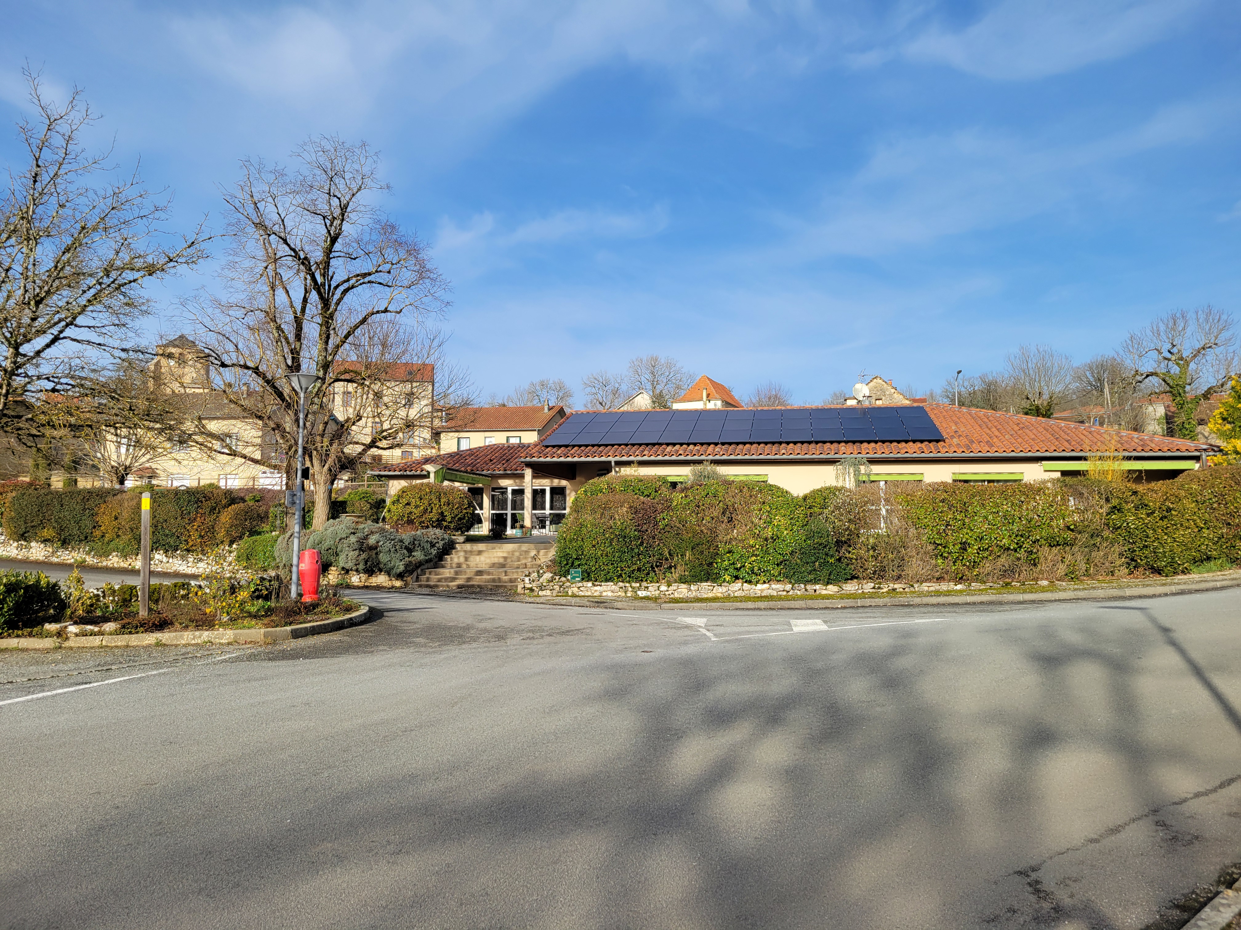 À vendre, Restaurant traditionnel située sur la Commune de Toulonjac (Aveyron) à proximité de Villefranche-de-Rouergue et du département du Lot. 

Ce bien immobilier se compose d’une propriété construite en 1995, développant une surface totale de 310 m² avec appartement de fonction de 80 m² attenant. Implantée sur un terrain arboré de 2 600 m². Il bénéficie d’un grand parking privatif offrant 10 places de stationnement, complété par un vaste parking communal situé à proximité immédiate. L’ensemble est de plain-pied et ne nécessite aucun travaux.

L’espace professionnel comprend une salle de réception pouvant accueillir 50 couverts, une cuisine entièrement équipée, un espace plonge, un espace dédié aux desserts, ainsi qu’un grand bar disposant d’un espace indépendant de la salle. Deux WC sont à disposition, dont un conforme aux normes PMR. Une terrasse extérieure permet également l’accueil de plus de 50 couverts supplémentaires.

L’appartement de fonction de 80 m² complète le bien. Il se compose d’un grand salon/salle à manger, de deux chambres, WC, salle de bain et dispose d’une agréable terrasse extérieure privative et jardin.

Nouveauté : installation récente de panneaux photovoltaïques d’une puissance de 19 kWc.

Labellisé Maître Restaurateur, il bénéficie d’une clientèle fidèle : professionnels en semaine et particuliers ou touristes le week-end.

Ouvert uniquement le midi du mardi au dimanche, ainsi que le samedi soir, avec 5 à 6 semaines de congés par an. Un choix de fonctionnement garantissant un bon équilibre de vie tout en assurant la rentabilité. 

À noter : le bar n’est pas exploité à ce jour.

Chiffre d’affaires :
•	2024 : 265 000 €
•	2023 : 248 000 €
•	2022 : 220 000 €

La vente comprend le fonds de commerce et les murs :
•	Murs : 310 000 €
•	Fonds de commerce : 65 000 €
•	Prix total murs + fonds : 375 000 € 

À titre informatif, la CCI de Rodez accompagne les repreneurs de commerces locaux et peut proposer des prêts à taux zéro.