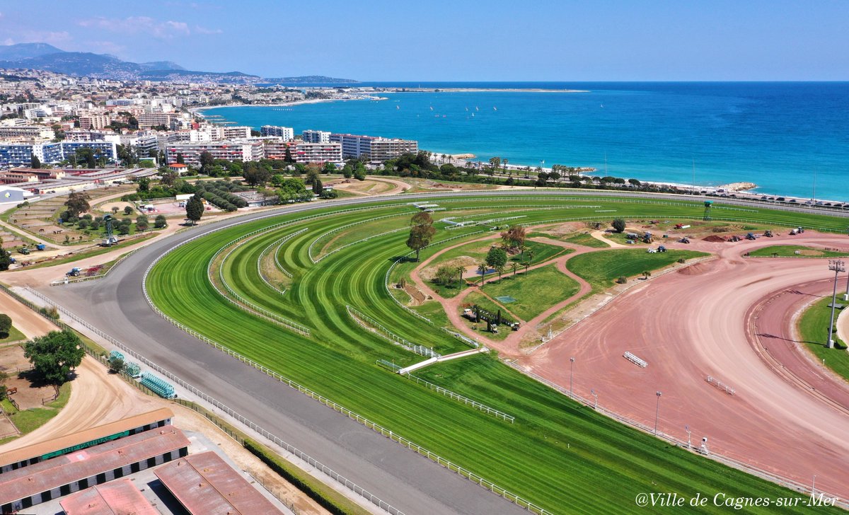 A vendre 380 000 euros le fonds de commerce d'un restaurant, brasserie, bar, LICENCE IV incluse.

CA 2023 402 000 euros. 
CA 2022 370 000 euros 

Emplacement premium avec vue mer, de nombreuses place de parking. 

Surface 180 m2 
30 places à l'intérieur 
70 places à l'extérieur. 

Loyer 3100 euros. 

Fermeture le soir à 18h00