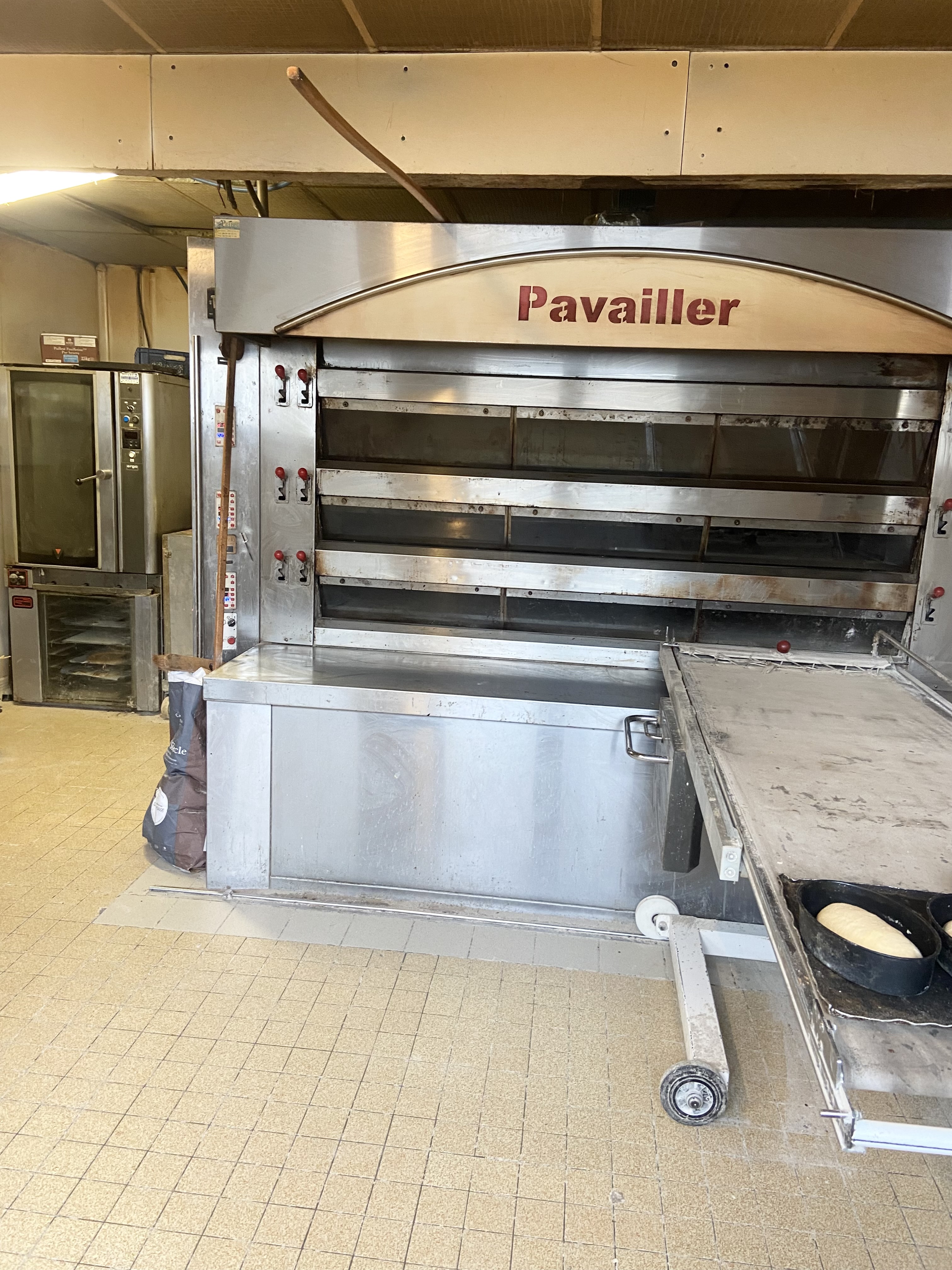 Changer de vie en bord de mer ?
Cause  départ en retraite, cette boulangerie pâtisserie située à Plouescat (Finistère, Bretagne) n’attend qu’un repreneur !
Affaire saine à forte notoriété locale ; très bon chiffre d’affaire,  rentabilité supérieure à la moyenne professionnelle ;  importance du rayon  pâtisserie (40% du CA).
Effectif de 5 salariés ETP (1 boulanger, 2 pâtissiers, 2 vendeuses) + 3 apprentis+ les 2 exploitants.
100m2 de surface de vente et 220m2 de production.
Hyper centre, places de stationnement.
Soucieux de transmettre, nous tenons à cœur de donner sa chance à un(e) nouveau(elle) passionné(e), pourquoi pas vous ?
Prix de vente du fonds : 150000€ y compris le stock. Loyer mensuel : 1500€. Possibilité éventuelle  d’un accompagnement du repreneur par le client .
Cette station balnéaire vous offrira un cadre de vie agréable, dont vous pourrez profiter avec une fermeture hebdomadaire et 6 semaines de congés annuels.