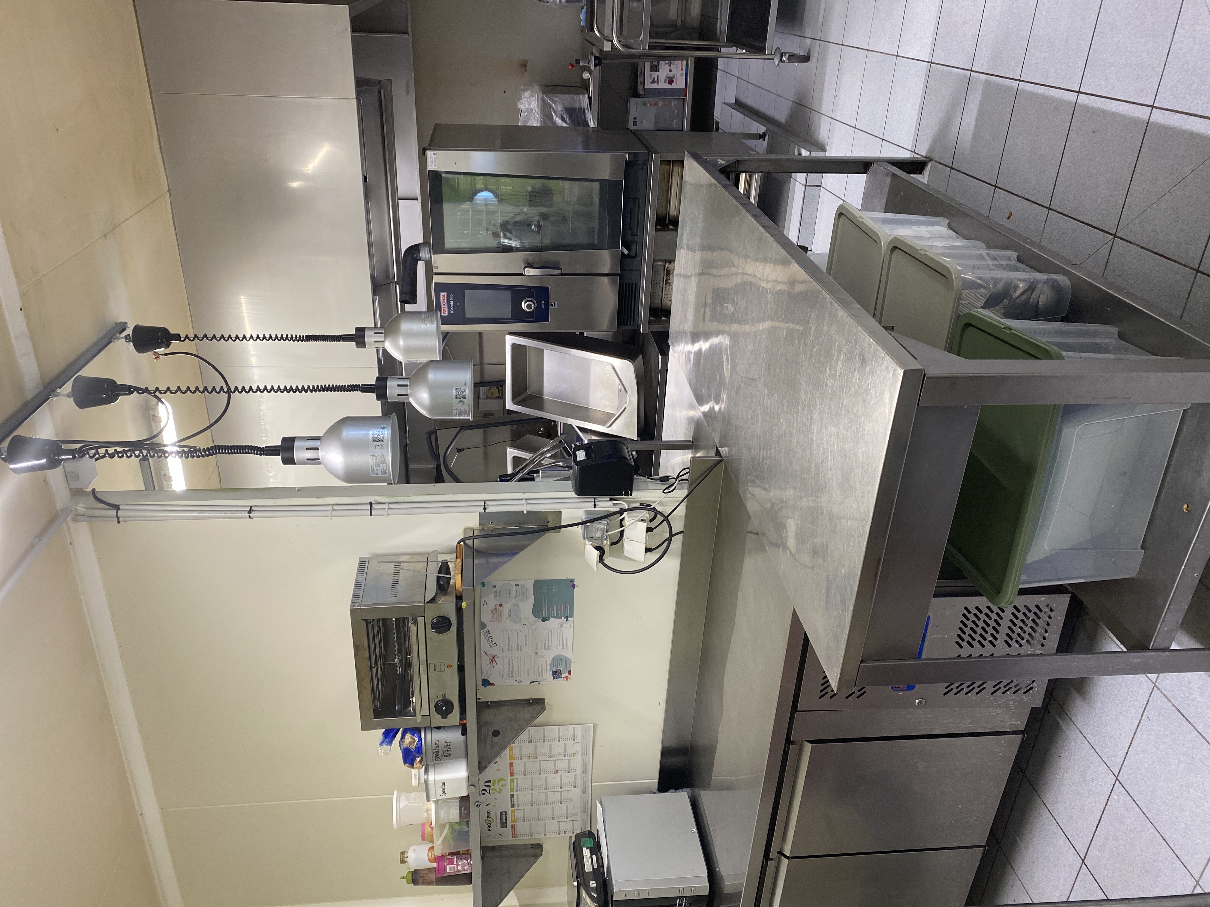 À vendre restaurant d’une capacité de 70 places assises.
Idéalement situé sur un aérodrome avec vue imprenable sur les pistes et le paraclub !

Situé également au sein d’une zone artisanale, ce restaurant bénéficie d’un emplacement stratégique avec 1500 emplois sur la zone ( pour seulement 2 restaurants ), une clinique ophtalmologie à 200M.

Restaurant OUVERT UNIQUEMENT LE MIDI, avec possibilité d’ouvrir le soir ou le week-end pour envisager des soirées.

Ce restaurant ouvert depuis 30 ans est une véritable institution.

 À proximité immédiate de la ville de Cahors, mais également du village de Lalbenque, capitale de la truffe.

Affaire seine, idéale pour un couple.

Restaurant clé en main, prêt à travailler.