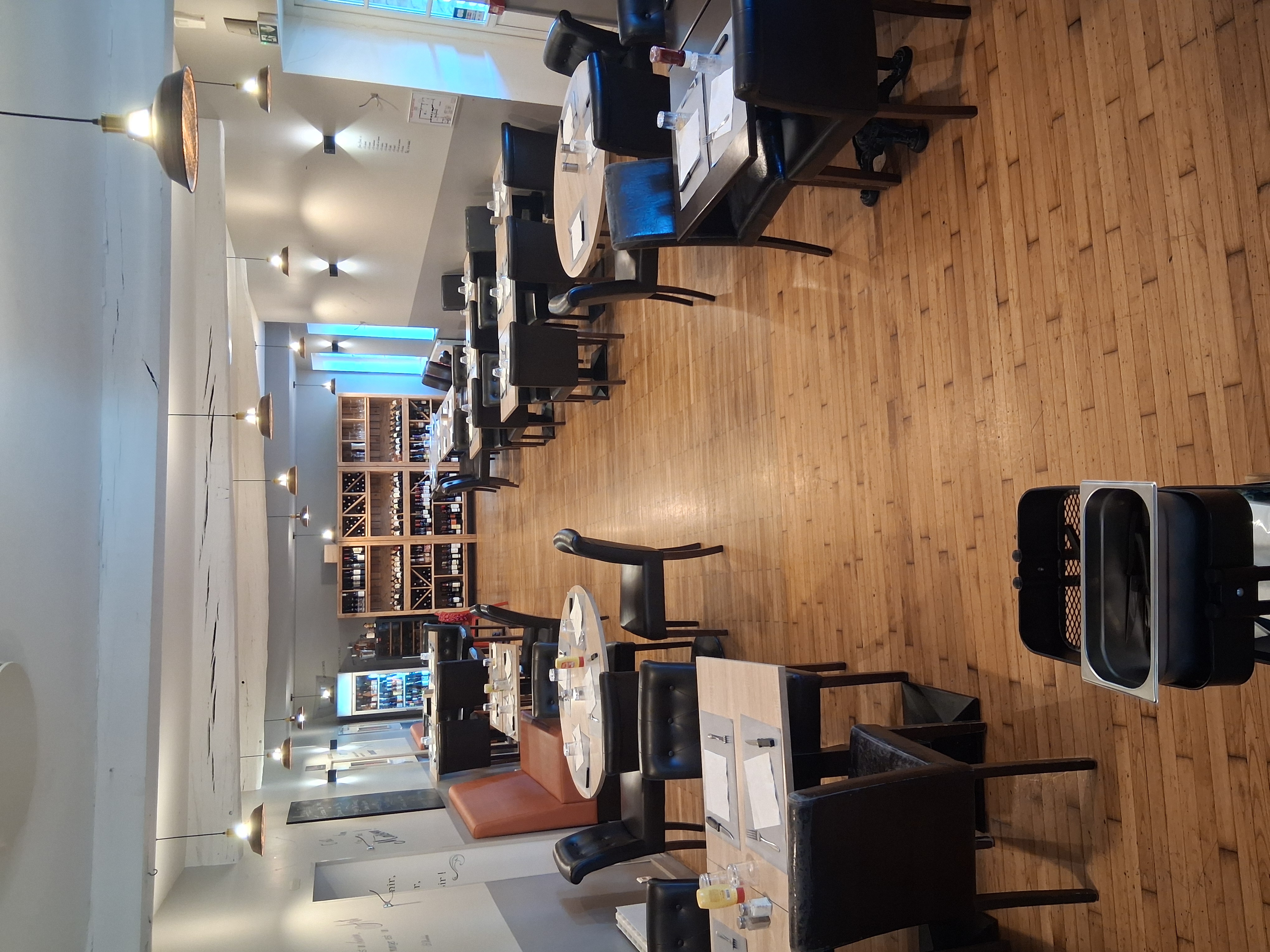 A vendre restaurant traditionnel pizzeria avec terrasse en face une église passage très fréquenté potentiel énorme salle de restaurant 70 place assises terrasse 30 place