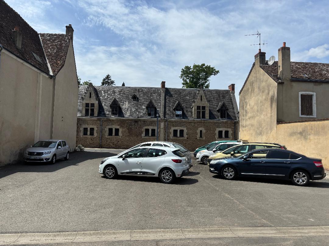 a vendre fond de commerce GARAGE CITROEN depuis le 04/08/1997  Cause départ retraite de un des 2 associes
Nous sommes  situé dans le village en centre ville et  en face du chateau 
nous avons 02 salaries autonome et un depuis 25 ans pour la carrosserie c'est en sous-traitance  Nous possédons 02 bornes recharge électrique +  appareil 
charge clim r134 et 1234 YF 03 ponts  donc 02 de colonnes   + appareil Géometrie neuf