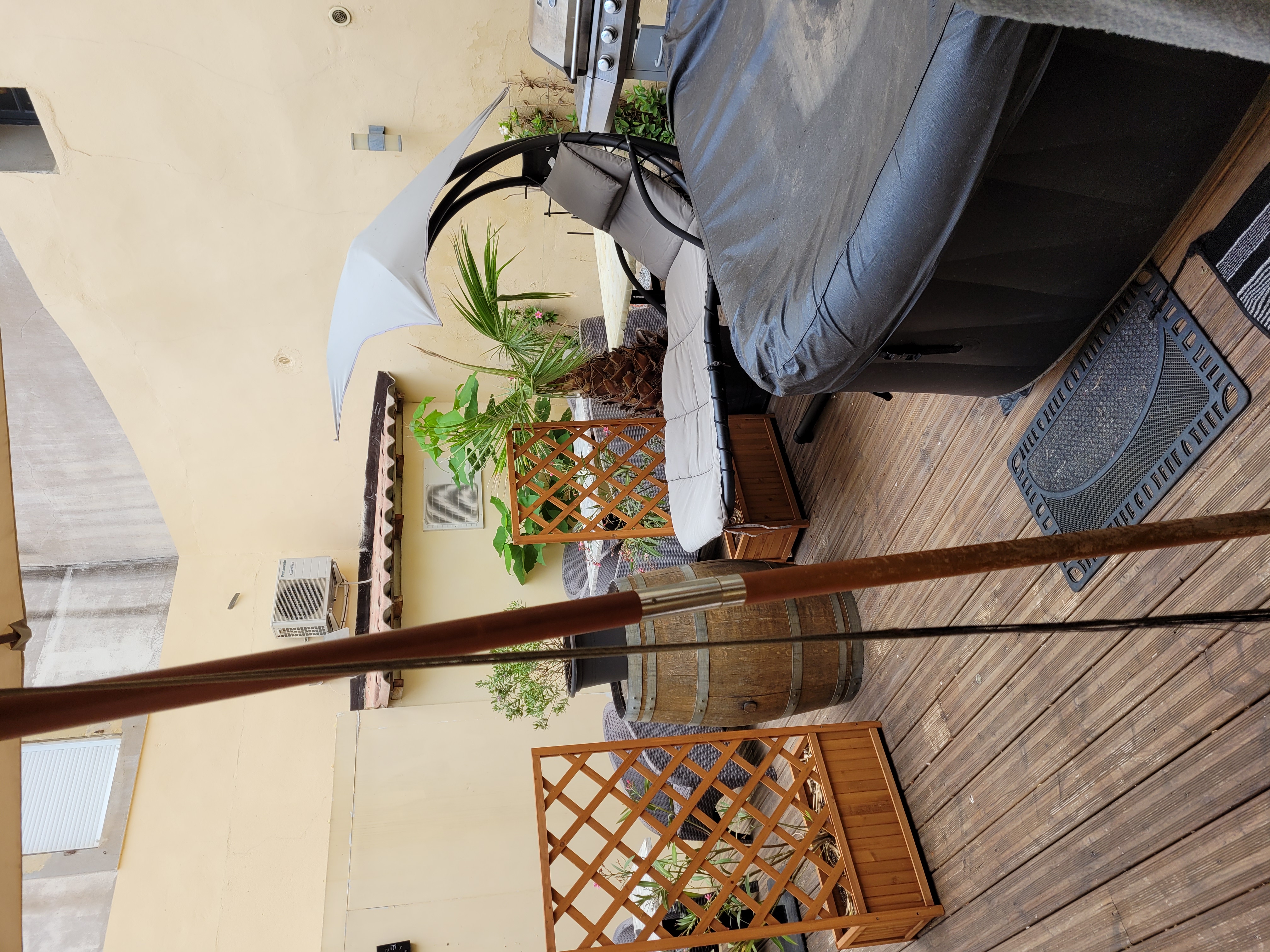 Bar cave vins fdj pmu relais colis à 8kms des plages commerces et apartement propre. Patio 80m2  avec cheminée 26 pl et terasse devant  24 pl bar de 22 place grand comptoir climatisation 
appart 2 ch cuisine équipé clim  aucun travaux  à faire. affaires saine à développer horaire plus tardive et petites  restaurations 
Ouverture de 6h30 à 20h fermer le lundi après midi et jours  fériés plus 4 à 5 semaines de congés
( possibilité  de fermer la journée entière  le lundi )pas de contrats  brasseurs