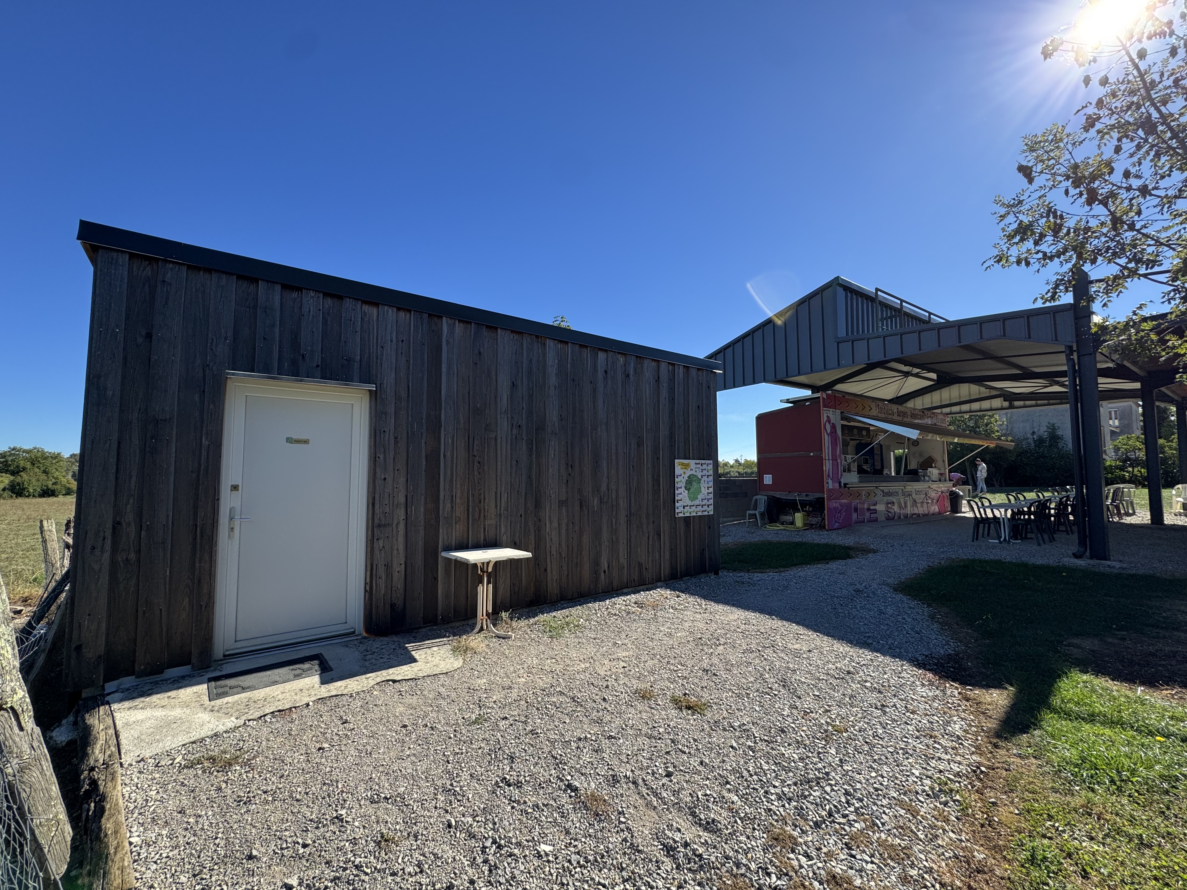 OPPORTUNITÉ RARE : CESSION DE PAS DE PORTE / SNACK ÉQUIPÉ PRÈS DU GOUFFRE DE PADIRAC (46)

Emplacement numéro 1 sur axe stratégique – Forte fréquentation touristique !

Saisissez une opportunité commerciale exceptionnelle aux portes du célèbre Gouffre de Padirac et à seulement 15 km de Rocamadour, au cœur d’une zone touristique majeure entourée des plus beaux villages de France.

Situé sur un terrain arboré et aménagé de 1 200 m² directement au bord de la D90, cet espace de restauration saisonnier bénéficie d'un flux continu de visiteurs et d'une proximité immédiate avec plusieurs campings d'envergure.

LES POINTS FORTS DE L'EMPLACEMENT :
Visibilité optimale : Au bord de la D90, passage touristique dense.
Proximité stratégique :
À 4 minutes du Gouffre de Padirac (2 km)
À 1,5 km des campings environnants
À 15 minutes de Gramat
À 15 km de Rocamadour
Espace ombragé : Présence d’un pergola d’ombrage bâti en dur

ÉQUIPEMENTS ET AMÉNAGEMENTS INCLUS
Espace Snacking et Restauration :
- Remorque snack entièrement équipée et prête à exploiter
- Friteuse professionnelle Perfecta (4 bacs)
- Presse à panini et salamandre
- Réfrigérateurs et congélateurs
- Espace abrité sous tôle pergola

Extérieurs et Confort Clients :
- Parking privé, arboré et ombragé (capacité de 25 à 30 places + parking public à proximité)
- Bel espace extérieur aménagé sur parcelle d'herbe

Bâtiment externe indépendant comprenant :
- Des toilettes aux normes PMR pour la clientèle
- Des secondes toilettes pour le personnel
- Un espace de réserve et de stockage

CONDITIONS FINANCIÈRES
- Prix de vente (pas de porte + matériel) : 70 000 €
- Loyer mensuel : 650 € / mois

📞 Contact & Renseignements :