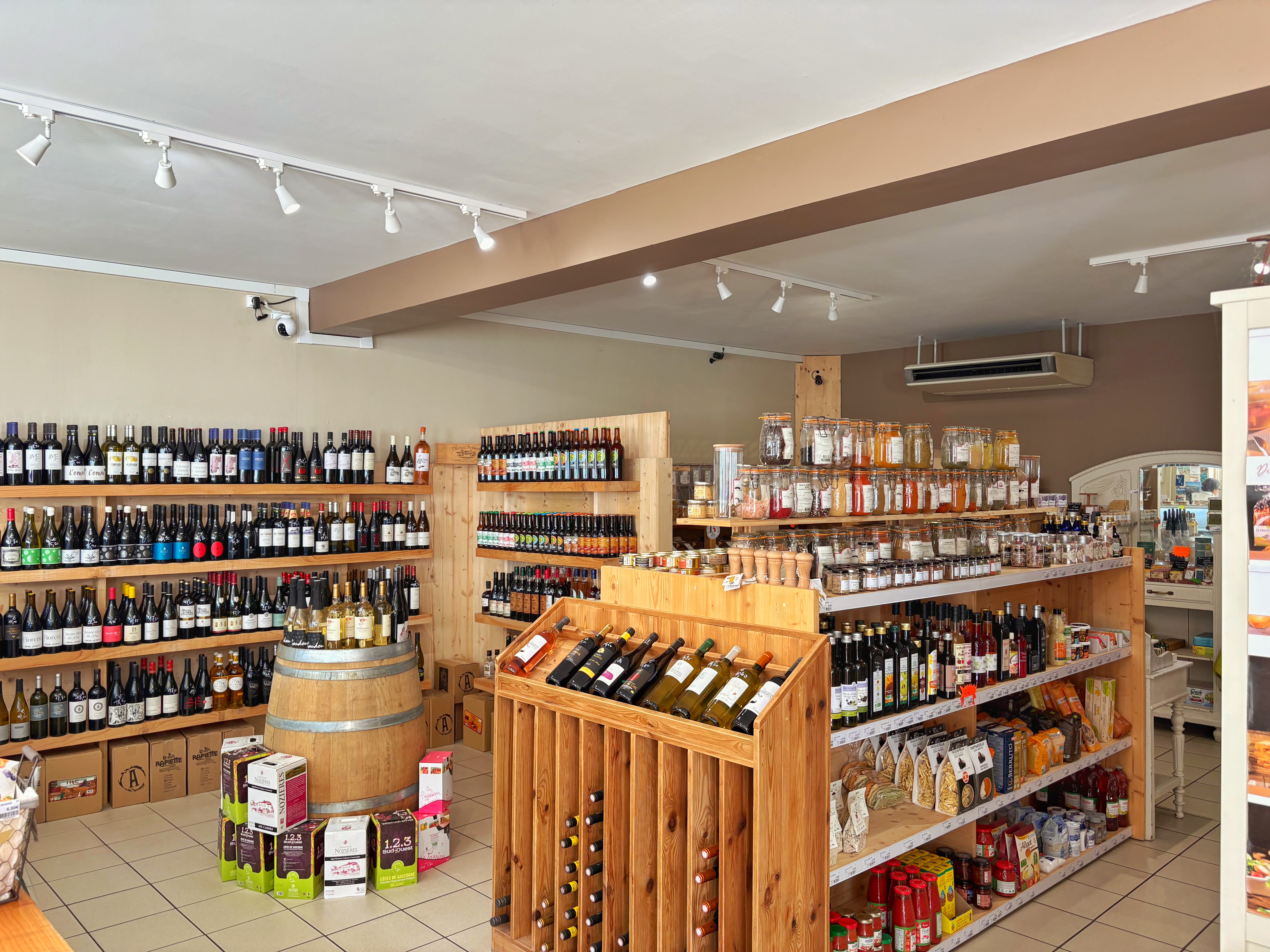 A vendre fond de commerce d'une épicerie.
Epicerie indépendante située dans un village touristique en ZRR sur l'axe Cahors-Villeneuve.
Nous avons mis l'accent sur la vente de produits locaux de qualité très appréciés par notre clientèle (fruits, légumes, crèmerie, charcuterie, viande, vins, bières, café, thé, divers produits d'épicerie fine, vrac alimentaire, vrac ménager). Nous travaillons en circuit court avec de nombreux producteurs locaux.
Le lieu est convivial, agréable à vivre. La clientèle est essentiellement locale, fidèle, elle est aussi touristique.
Surface de magasin : 100m², surface de la réserve : 50m², surface de la cave : 100m² , chambre froide : 15m², un labo de 7m².  Trois vitrines réfrigérées, un congélateur. L'épicerie est bien entretenue et le matériel est en très bon état.

Ce fond est vendu clés en main. Un accompagnement à la reprise est possible selon vos besoins.