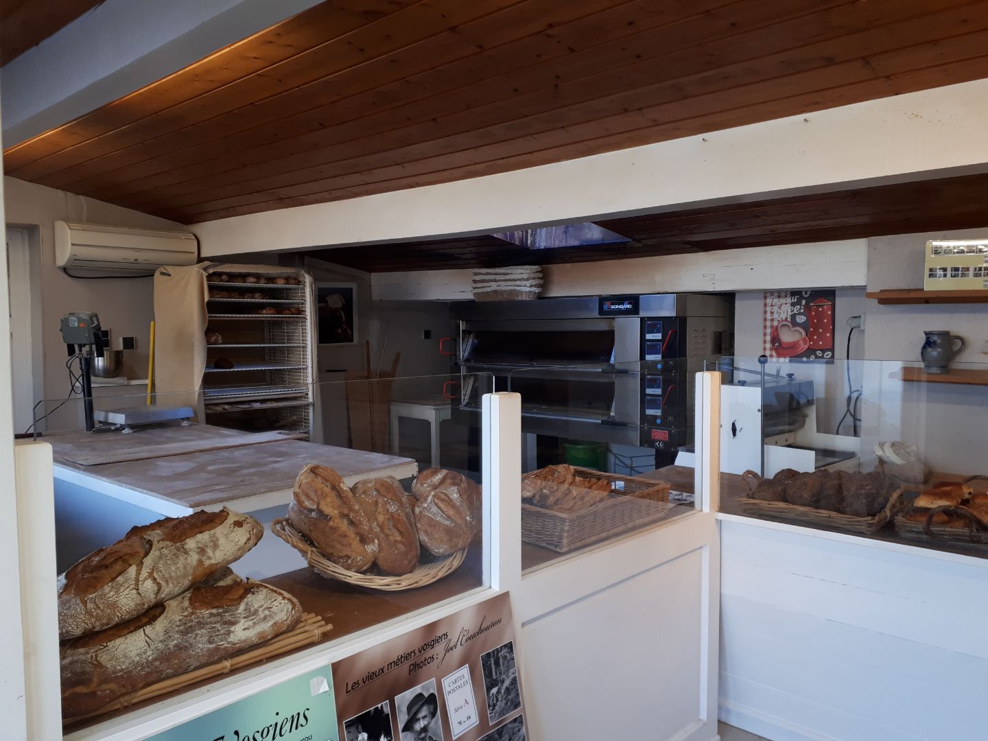 Opportunité à saisir ! 
A vendre boulangerie du Girmont Val d ajol comprenant le fonds de commerce, le lieu d’habitation des cédants et l’appartement en location attenant à la boulangerie. 
Prix de cession indissociable du fonds et des murs : 400 k€

Le Girmont, joli village de 300 habitants, composé essentiellement de personnes actives, profite d’une forte présence de touristes en période de vacances scolaires grâce aux résidences secondaires et aux locations saisonnières. Le village comprend 4 restaurants. Le marché estival de la commune est également une source de revenus pour la boulangerie (tous les vendredi soir de fin juin à fin août)
Très forte affluence.

 Répartition de l’activité :

-Activités de boulangerie et de viennoiserie : 70% du CA (clientèle de particuliers et de professionnels dont les restaurants du secteur).

-Relais Poste : 20% du CA (rémunération fixe de par mois + petite commission en cas d’action commerciale).

-Revente de produits locaux : 10% du CA.

 La boulangerie bénéficie d’une surface totale de 75m² (40m² pour l’atelier et 35m² pour le point de vente) et d’un accès de plain-pied avec porte d’accès adaptée pour les personnes à mobilité réduite. Contrôle sanitaire vierge pendant l’été 2024.

Ensemble immobilier comprenant :

-1 appartement de 150m² sur 2 niveaux (loyer de 500€/mois, locataires inchangés depuis plus de 25 ans) avec garage.

-l’appartement des cédants : 180m² comprenant 4 chambres + cuisine ouverte sur séjour/SAM + terrasse extérieure + 1 SDB / chauffage au bois + PAC

 

Taxe foncière : 800€ pour l’ensemble immobilier.

 
Stationnement aisé et gratuit avec le parking de l’église juste en face de la boutique.

 Pas de salarié à reprendre.
