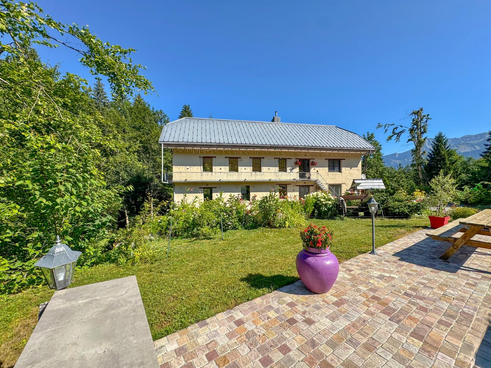 Niché au cœur du hameau de Nant-Cruy à 1000m d'altitude et à moins de 10min de Megève-Combloux, Le Moulin des Olirics  cherche son repreneur.

Nous accueillons nos clients depuis Décembre 2018 dans 2 appartements en gîte :
-L’appartement ARAVIS à la décoration savoyarde : d’une capacité maximale de 10 personnes et d’une surface de 175m2
-L’appartement JORASSE à la décoration moderne : d’une capacité maximale de 4 personnes et d’une surface de 60m2  
-Au dernier étage du moulin se trouve l'appartement des propriétaires.

Le Moulin est bâtie sur un terrain de 4500m2 traversé par le torrent de Jorasse et est vendu avec son jacuzzi extérieur, sa cuisine d'été. Un abri voiture couvert pour 2 véhicules ainsi qu'un parking pour 9 véhicules et un grand atelier-stockage-réserve complètent le Moulin. Le CA d'affaire, en constante augmentation d'année en année ne demande qu'à être davantage développé en diversifiant les activités proposées.

Les amoureux de la nature, le Moulin est fait pour vous.