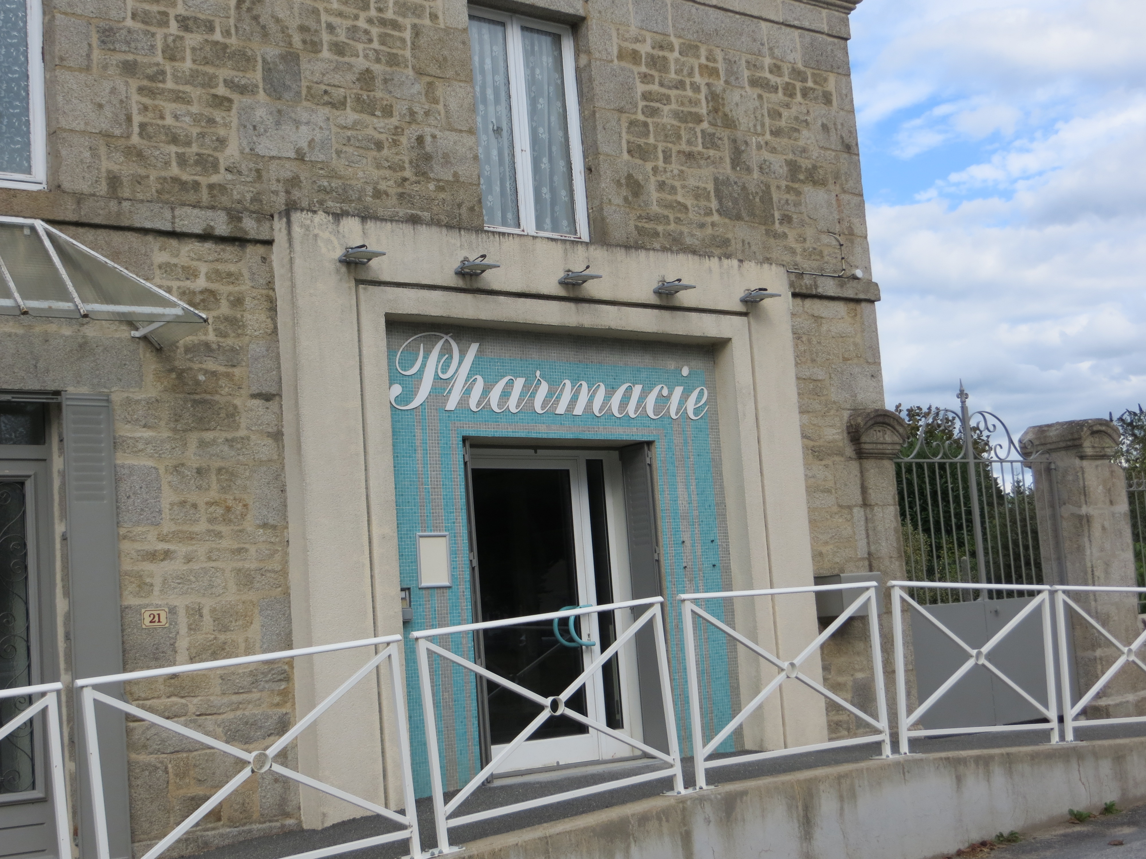 Immeuble 21 Route d'Aubusson 23480 St Sulpice les Champs
Officine à reprendre suite départ retraite début 2025 
Située sur la départementale D17 à 12 km d'Aubusson et 10 km d'Ahun .
La commune comporte la mairie , l'agence postale , la maison médicale avec un  médecin , 2 infirmières , une MAM, une école de la maternelle au CM2 , une bibliothèque.
Pour les enfants de la commune et des environs , des transports scolaires sont organisés pour l' accès à l'école , ainsi que les élèves allant au collège et/ou au lycée .
Certains commerces et entreprises proposent leurs services : café-restaurant , garages dont un avec réparation agricole, entreprises électricité ,  menuiserie , maçonnerie et couverture .

Fonctionnement 2024 : ouverte lundi au samedi de 9h à 12h et 14h à 18h
fermée mercredi après midi 
garde tous les 4 semaines 
chiffre d'affaires 2024 : 400 000 €
Clientèle locale des villages environnants , de passage .

L'immeuble officine et logement est  défini comme suit:
-Officine en RDC avec accès PMR depuis la route D17 avec un stationnement très facile .
Surface totale pharmacie 65m2 ( accueil 23m2, réserve - préparation 21m2, stockage - bureau 17m2, sanitaire , et un local (3m2 ) pour produits dangereux en extérieur . 
-Logement 129m2 de superficie : une grande pièce  au RDC 38 m2 , 
au 1er étage : cuisine aménagée , salle à manger , grande chambre , 2 pièces
 ( chambre ou bureau ), sanitaire et salle de bains rénovée en 2023.
Jardin avec remise  160 m2 .
Loyer mensuel officine et logement : 560 €

Commune en Zone France Ruralité Revitalisation ( FRR+) classement 2024
Exonération de la CFE votée par la Communauté de communes :
exonération totale  sur les 5 premières années , puis abattement dégressif pendant 3 ans : 75% la  6ème année , 50% la 7ème année et 25% la 8ème année.