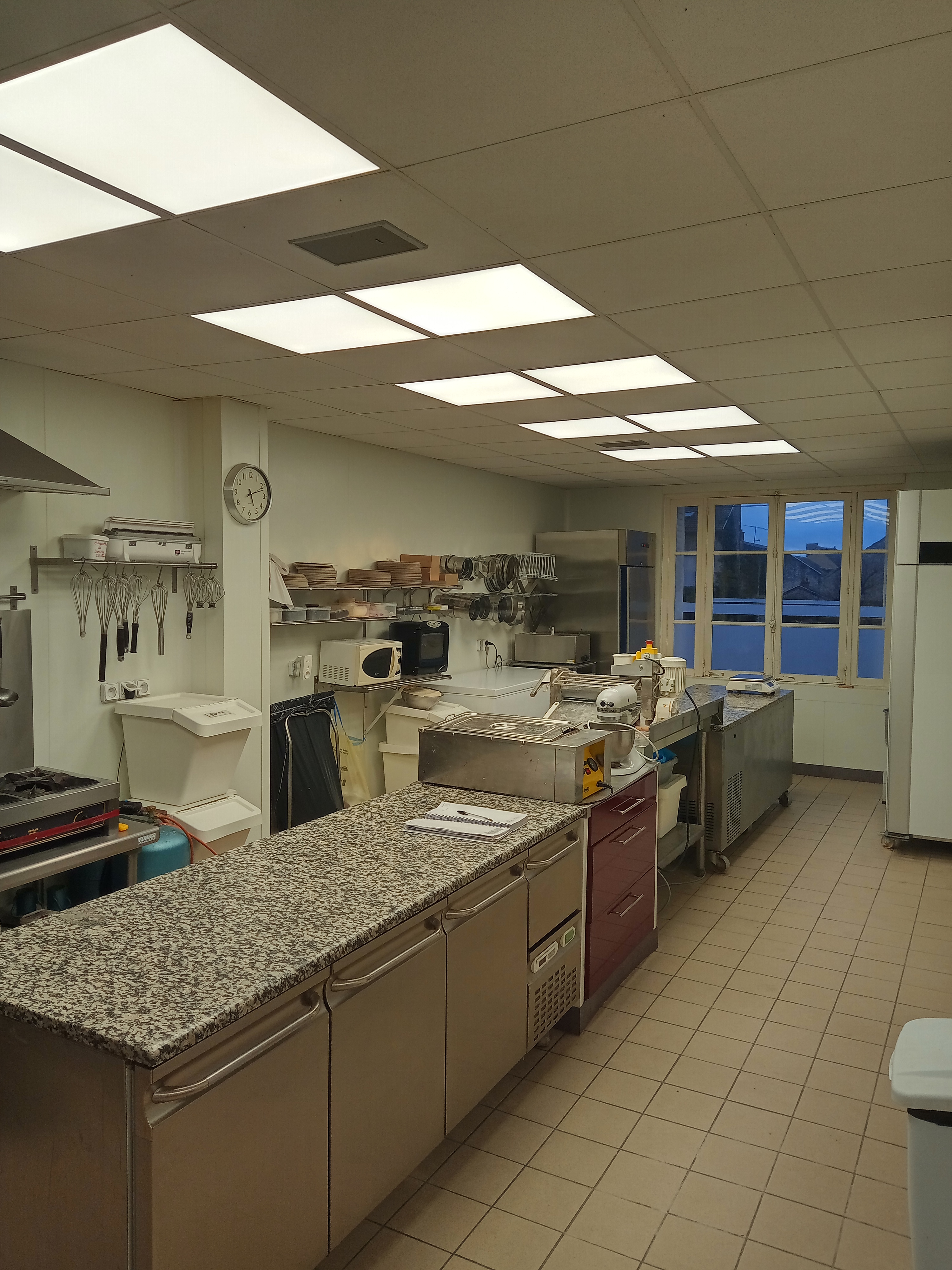 Pâtisserie salon de thé.

FONDS DE COMMERCE à vendre.

Idéalement situé en plein centre de Fismes, sur une place dynamique et passante, ce fonds de commerce jouit d'une excellente visibilité et d'un fort potentiel de développement. L'établissement propose actuellement une activité artisanale de pâtisserie, chocolaterie et salon de thé avec une clientèle fidèle, locale et touristique.
Surface commerciale : 70 m²
Laboratoire en parfait état équipé pour production sur place
Terrasse extérieure
Clientèle régulière et de passage
Matériel en très bon état - activité possible immédiatement
Loyer attractif
Accompagnement à la reprise possible
Une belle opportunité pour artisan(e) ou investisseur souhaitant reprendre une activité de qualité avec notoriété locale.

Création de la société en 2014.
Boutique et laboratoire pâtisserie refait à neuf en 2017.

Loyer mensuel : 1200 Euros TTC
Prix de vente : 125 000,00 Euros NET VENDEUR
Non soumis au DPE.