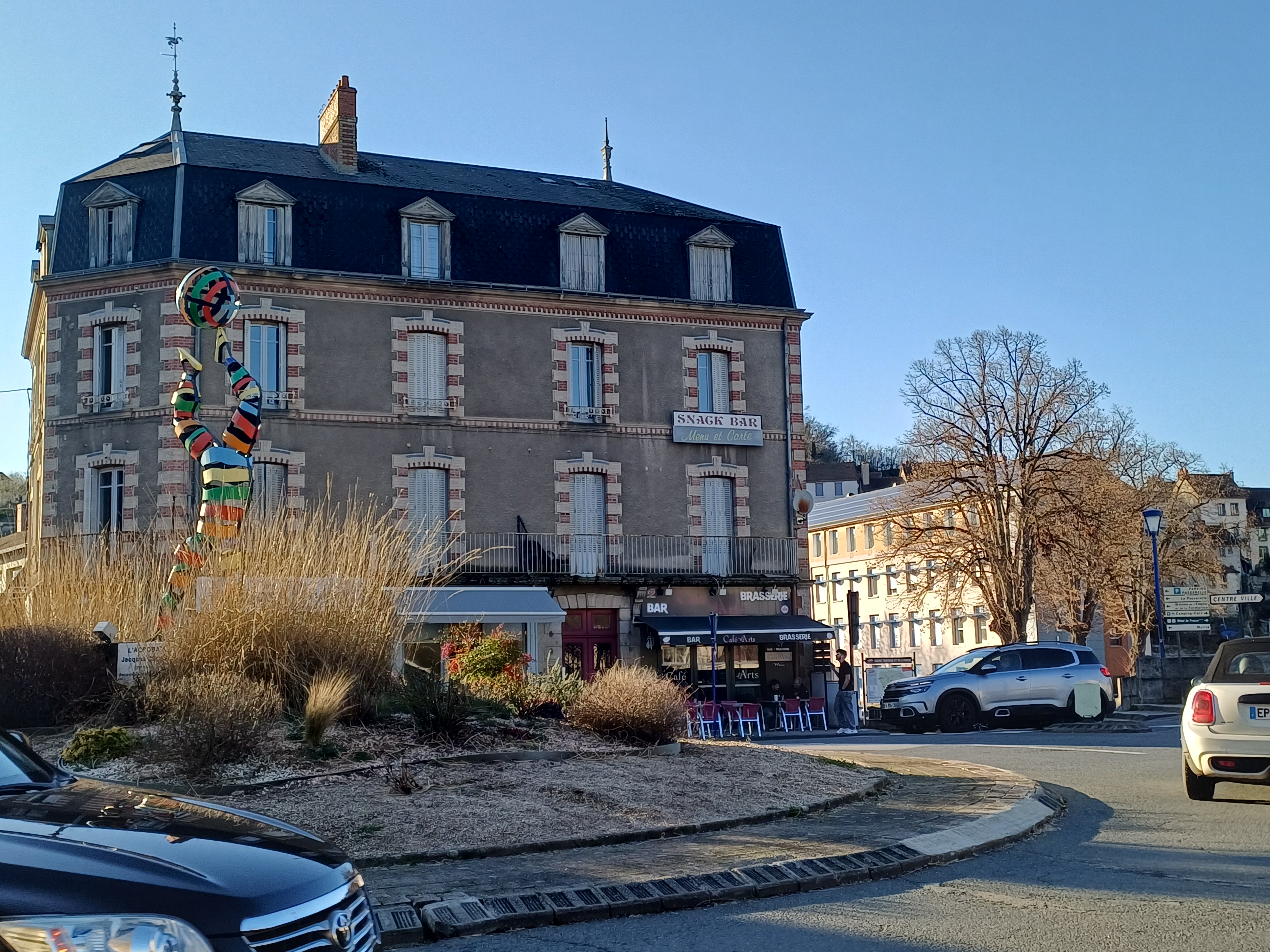 A reprendre dans le centre-ville touristique et vivant d'Aubusson, capitale internationale de la tapisserie, proche du Parc Naturel Régional de Millevaches en Limousin.
Situé entre Limoges et Clermont-Ferrand à Aubusson, une ville animée et vivante, avec ses 140 commerces.
Ce bar-restaurant recherche un ou des repreneurs suite à un futur départ à la retraite. Ce restaurant est idéalement situé sur un axe très fréquenté. Son emplacement garantit un flux constant de clientèle à la fois locale grâce aux administrations et entreprises locales mais aussi touristique grâce à la proximité de la Cité internationale de la tapisserie qui attire chaque année 50 000 visiteurs.
Ce commerce pouvant servir une cinquantaine de couverts est idéal pour un couple suhaitant reprendre et développer des activités de bar-restauration, snacking et profiter d'un cadre de vie préservé. 
Salle de bar de 50 m²
Salle de restaurant de 50 m²
Terrasse agréable, ensoleillée de matin de 18 places
Cave de 50 m²
Places de stationnement à proximité
Cuisine équipée
Licence IV
Les +
Affaire clé en main
Emplacement stratégique sur un axe passant
Proximité des parkings gratuits
Régime spécial d'exonérations fiscales et sociales (zone FRR)
Loyer 679€

Cadre de vie : 
Ici, vous trouverez un cadre de vie agréable avec de nombreux services de qualité (centre hospitalier, crèche, de l’école maternelle au lycée+BTS, centre de loisirs, cinéma, maison des sports et de la danse, Scène Nationale, centre Aqualudique,…) et une vie culturelle et sociale dense grâce à de nombreuses associations qui animent le territoire. Aubusson bénéficie de la proximité des grands espaces et lacs du Parc Naturel Régional de Millevaches, propice aux activités sportives comme la randonnée à pied, à cheval et VTT.

Vous ne serez pas seul.e.s dans vos démarches
●	1  accompagnement et conseils par les cédants
●	1 accompagnement à la reprise de l’activité (business plan, statut juridique, formations, obligations légales, conseils au développement, orientations sur les dispositifs d’aides financières) par la développeuse économique de Creuse Grand Sud

●	1 accompagnement personnalisé à l’installation pour vous et votre famille (emploi du conjoint, logement, écoles, services, activités sportives et culturelles…)