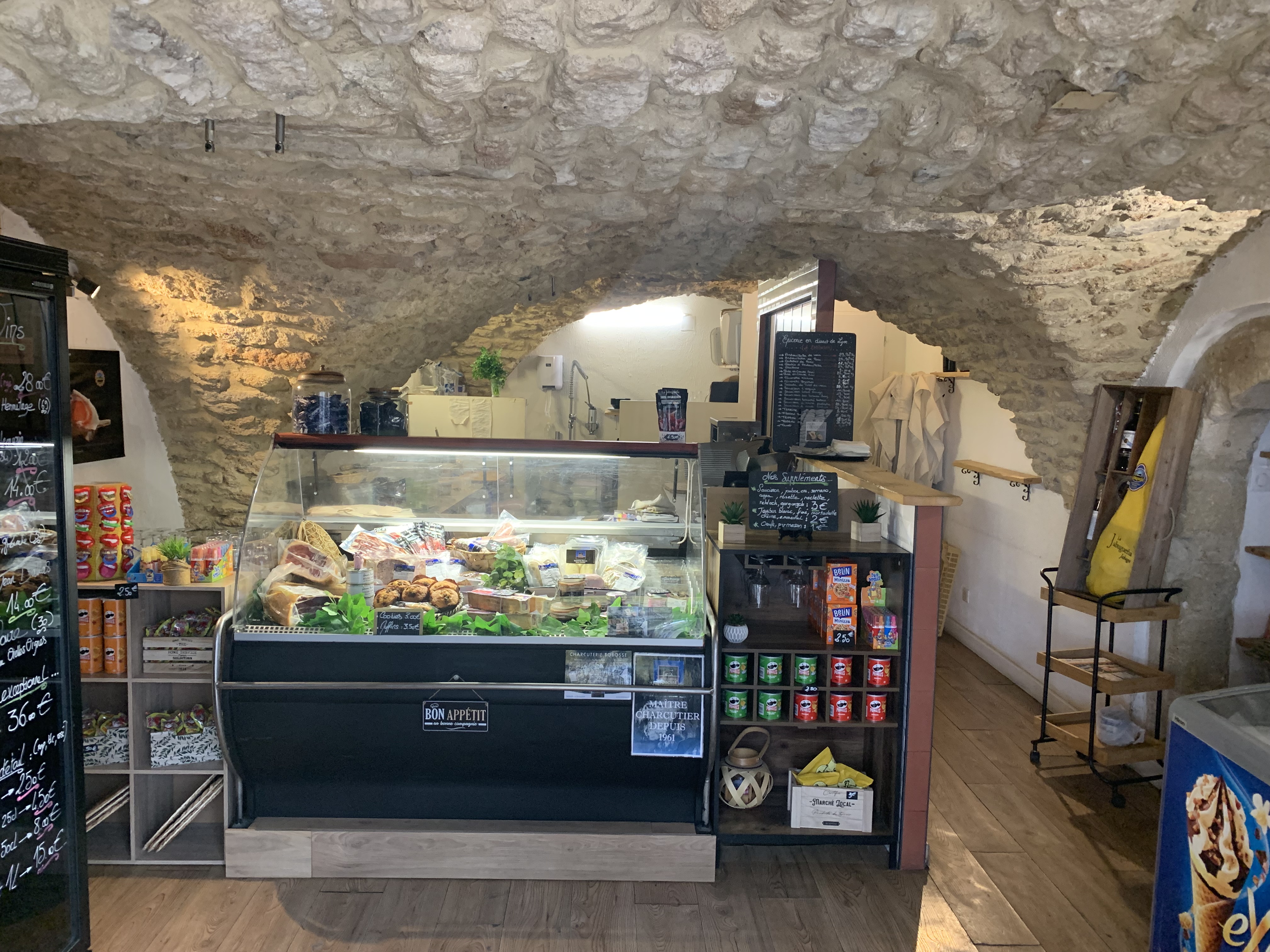 Vend fond de commerce 30m2, sandwicherie, saladerie , épicerie . Exploitée depuis 5ans. Vente sure place et a emporter (en majorité )… terrasse de 30cvts, et 6/8 int.. Très belle affaire , emplacement stratégique , 500 places de parking autour . 30 min Montpellier, 30 Nîmes, 30 Ales … à développer, ouvert seulement de 11h à 16h . 2 jours de fermeture . Village touristique . Affaire à developer Idéal couple