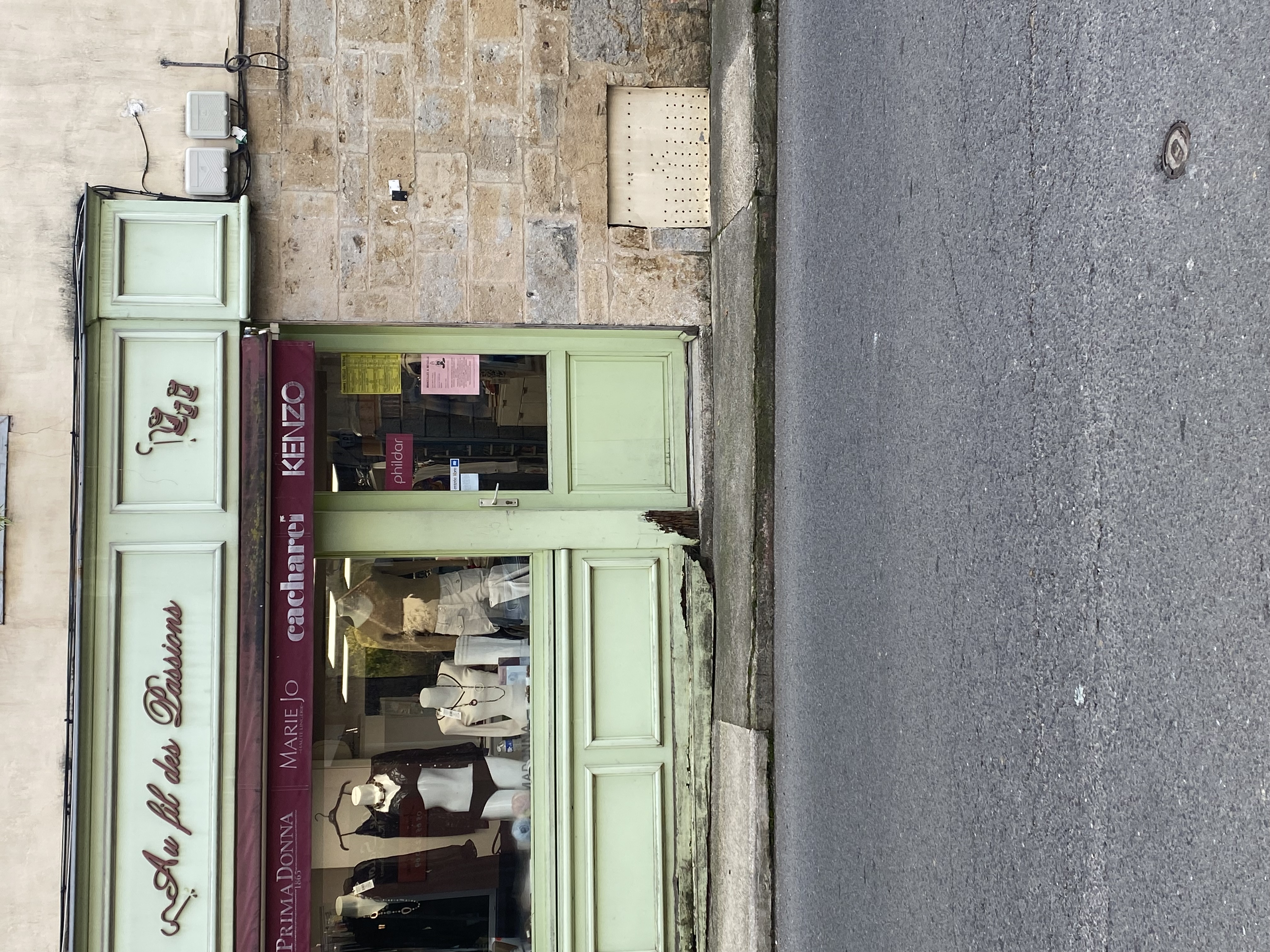 commerce de detail de mercerie laine lingerie pret à porté
cause depart en retraite
village dynamique du nord du LOT  de 1300 habitants 35 km de Brive la gaillarde
bassin des usines Andros   
ancienneté de 20 ans 
nom commercial Au Fil des Passions
vitrine à rafraichir