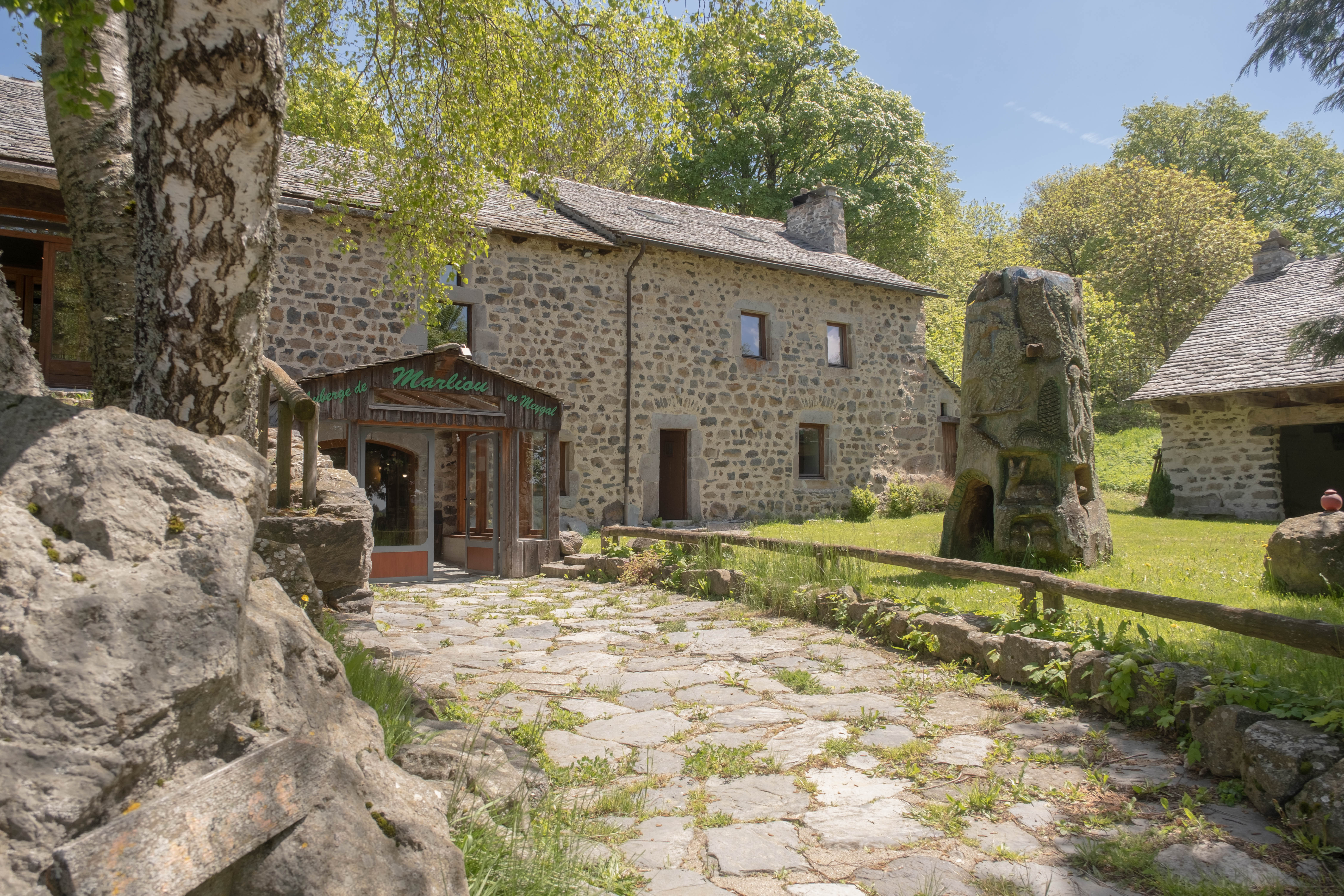 LOCATION-GÉRANCE OU BAIL COMMERCIAL 3, 6, 9

Opportunité unique : 

Située aux portes du Meygal, à 1160 mètres d'altitude, l'Auberge de Marliou est un lieu emblématique qui allie le charme d'une ferme historique du 18ème siècle à une exploitation de restauration et d'événementiel réputée et performante.
Devenue une référence pour les mariages, banquets et séminaires, cette bâtisse traditionnelle rénovée avec des matériaux nobles (lauzes, cèdre, sapin) offre un cadre bucolique et une vue imprenable, à seulement 45 minutes de Saint-Étienne et 1h30 de Lyon.

UN ÉTABLISSEMENT CLÉ EN MAIN ET PERFORMANT

Chiffre d’affaires consolidé sur les 3 dernières années : entre 550 000 € et 600 000 €.
La reprise inclut :
- Le droit au bail commercial (3, 6, 9 ans) pour l’activité de restauration, hébergement et événementiel, incluant un pas-de-porte.
- L’ensemble du mobilier et des équipements professionnels nécessaires à une exploitation immédiate.
- La Licence IV.
- La dénomination commerciale « Auberge de Marliou en Meygal » et son identité visuelle.
- Un site web moderne et fonctionnel.
- Un portefeuille de photos professionnelles valorisant les espaces.

LE LIEU : UN CADRE EXCEPTIONNEL DE PLUS D'UN HECTARE

Issue d'une rénovation d'envergure, l'auberge a été pensée pour l'accueil et la convivialité, tout en préservant son âme authentique.

1. Espace Restauration & Réception (environ 435 m²)
Plusieurs salles de restaurant au charme rustique et chaleureux (poutres apparentes, grand escalier en cèdre, bar en sycomore).
Une grande salle de réception à l'étage, idéale pour les événements (capacité totale de 306 personnes - ERP).
Une cuisine professionnelle entièrement équipée (40 m²), fonctionnelle et adossée à des réserves et locaux techniques (80 m²).
Bureau, sanitaires, monte-plat.

2. Espace Hébergement (environ 190 m²)
Un logement indépendant en rez-de-chaussée (70 m²) : séjour avec poêle, cuisinette, 2 chambres, salle d'eau.
À l'étage et combles aménagés (120 m²) : dortoirs avec salle d'eau et WC, parfaits pour l'accueil de groupes.

3. Dépendances & Extérieurs (Superficie totale : 1 ha 02 a 37 ca)
Dépendance en pierres et lauzes (90 m²) à aménager selon votre projet.
Préau couvert (65 m²) pour les cocktails et événements extérieurs.
Four à pain traditionnel en état de marche.
Vaste terrain avec forêt et retenue d'eau, offrant un cadre naturel et paisible.

UN LIEU À FORT POTENTIEL ÉVÉNEMENTIEL

L’Auberge de Marliou est une toile blanche pour votre projet. Sa configuration, sa capacité et sa notoriété permettent d'envisager de multiples axes de développement :
- Pôle de gastronomie valorisant les produits du terroir.
- Mariage de plus de 25O convives.
- Privatisation pour cérémonie privée (anniversaire, fête de famille)
- Lieu de séminaires d'entreprise au vert.
- Centre de stages (bien-être, artistique, culturel).
- Développement de l'offre d'hébergement avec l'aménagement de la dépendance.

INFORMATIONS TECHNIQUES 

Certification ERP : Validée le 12/10/2021, type N, 3ème catégorie pour un effectif de 306 personnes.
Chauffage au gaz et pellets, eau : Chaufferie bois déchiquetés - avec radiateurs à eau chaude + ventiloconvecteurs
Diagnostic de Performance Énergétique (DPE) : Réalisé le 07/07/2023.
Consommation énergétique : Classe C (Bâtiment économe).
Émissions de gaz à effet de serre : Classe B (Faibles émissions).

Vous êtes un professionnel passionné, porteur d'un projet ambitieux et prêt à écrire le nouveau chapitre de ce lieu chargé d’histoire ?

Location-Gérance ou Bail commercial 3, 6, 9 avec Pas de porte et cession actifs (mobilier, licence IV, site web de réservation et marque commerciale).
Conditions à discuter et ouvert à toutes propositions sérieuses avec des professionnels ayant des références et une expérience reconnue dans ce domaine.

Pour obtenir le dossier complet, les détails financiers et organiser une visite, veuillez contacter :
Frédéric Malinet
frederic.malinet@lim.eu