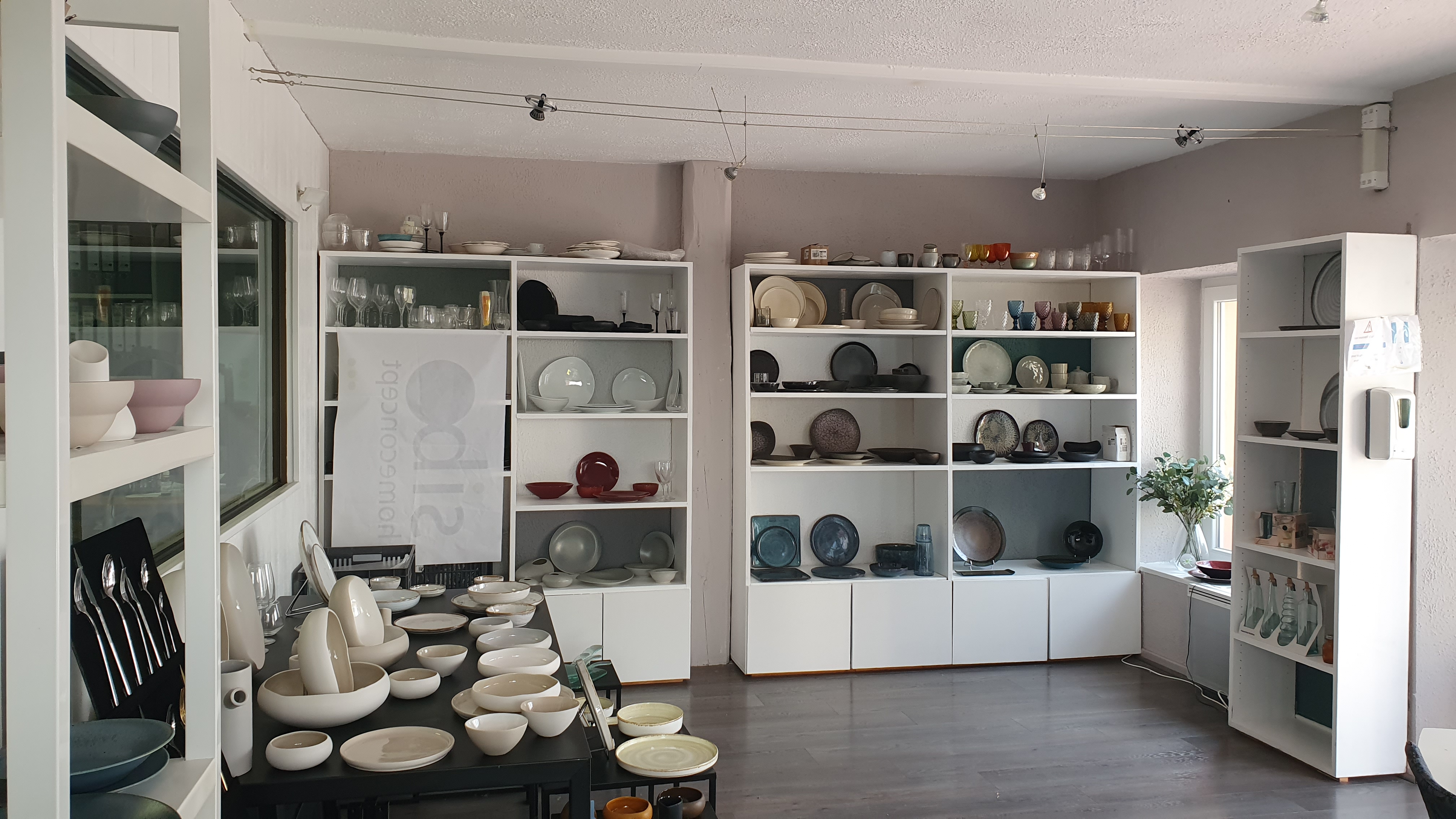 Plein centre, local professionnel ou commercial de 53m², en plain-pied, 
2 pièces, 4 vitrines, 1 WC lave-mains, chauffage électrique individuel.
Libre de suite. Loyer de 530€ mensuel.