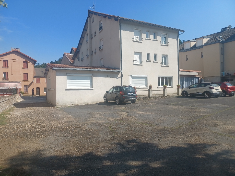 Hotel familliale situé dans un cadre naturel  dans un petit village Ardeche Lozere   entourer de commerces ( Boucherie , épicerie, pharmacie quincaillerie , presse maison médicale et gare ) stevenson ,entourer de lacs et de montagnes et de  marches , VTT , divers activités lies a la naturel

L'hôtel de superficie de plus ou moins  1800M2  
- 18 chambres donc 1 dortoire de 9 couchages   (et une capacite de 52 couchages   )
une capacite d accueil en restauration de 90 PERSONNES et une terrasse ombragé a souhait  de  50 personnes
- une grande cuisine et une grande  plonge
- parking privé 
- parc à Anes ( randonneurs ) + étable
-  garages personnel
-  1 appartement T5 PRIVATIF
