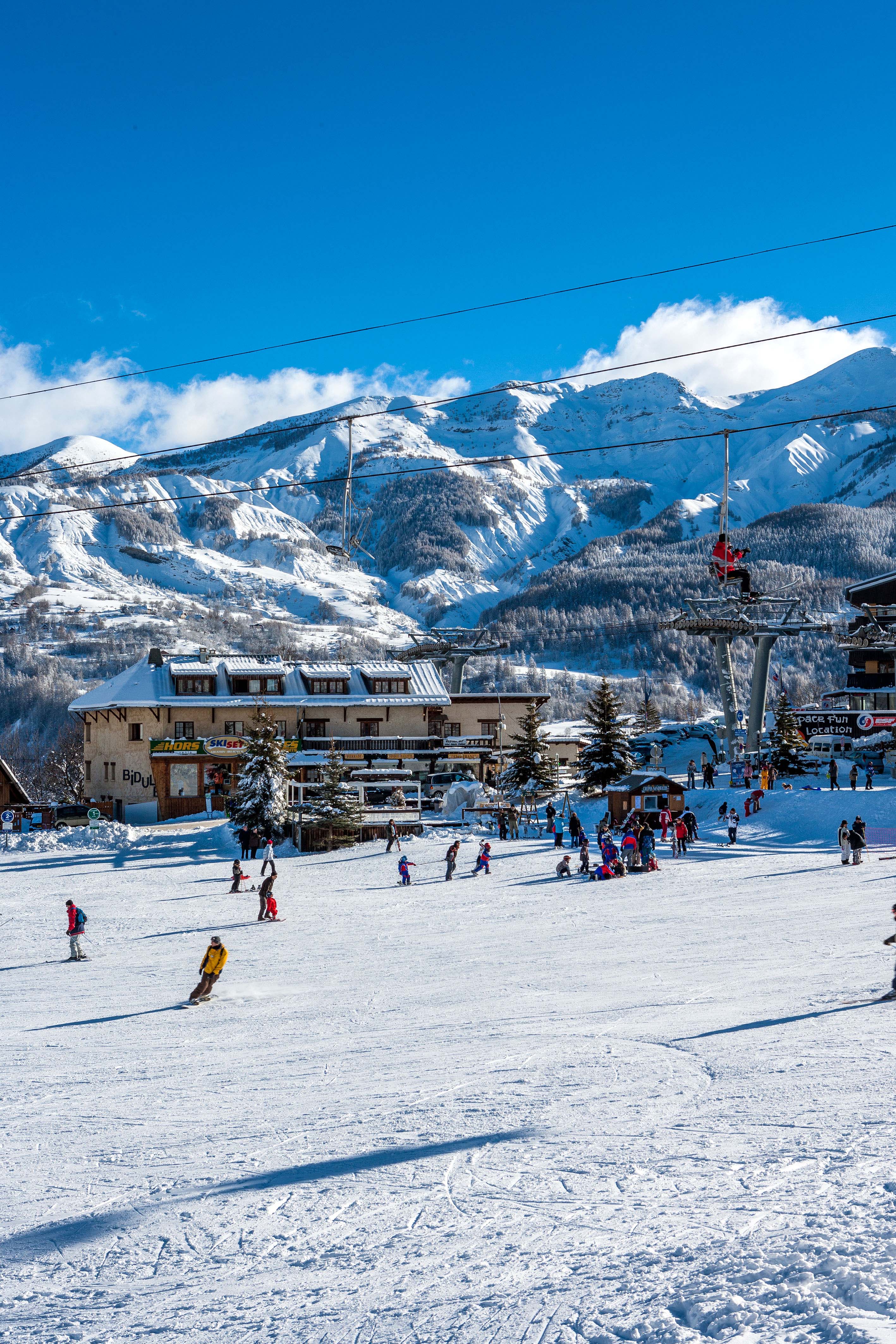 À VENDRE 990 000 euros un Hôtel avec restaurant et magasin de sport. Station de ski renommée dans les Alpes du Sud.
Prix de vente : 990 000 euros (murs
fonds de commerce inclus)
Situé au pied de la principale piste de ski, cet hôtel emblématique est une véritable institution de la station depuis plus de 80 ans. Avec son cachet authentique et son emplacement stratégique, il offre un fort potentiel de développement, aussi bien en hôtellerie qu’en résidence de tourisme ou appartements.
Caractéristiques principales :
Hôtel de 25 chambres au charme montagnard.
Restaurant typique chalet avec :
Grande cheminée en pierre (2 m x 2 m).
Bar en noyer massif.
Salle de restaurant de plus de 50 couverts.
Terrasse panoramique de plus de 100 places assises.
Magasin de sport avec location de skis en hiver et vélos électriques en été.
Superficie totale : 1 212 m² (hôtel, restaurant, magasin, annexes).
Terrain spacieux face aux pistes, offrant de belles perspectives d’aménagement.
Points forts :
Emplacement exceptionnel en pied de piste.
Belle notoriété et clientèle fidèle.
Activité quatre saisons : ski l’hiver, vélo et nature l’été.
Gros potentiel de transformation : hôtellerie haut de gamme, résidences de tourisme, appartements.
Une affaire rare à saisir, idéale pour investisseurs, exploitants hôteliers ou promoteurs à la recherche d’un bien emblématique de la montagne.