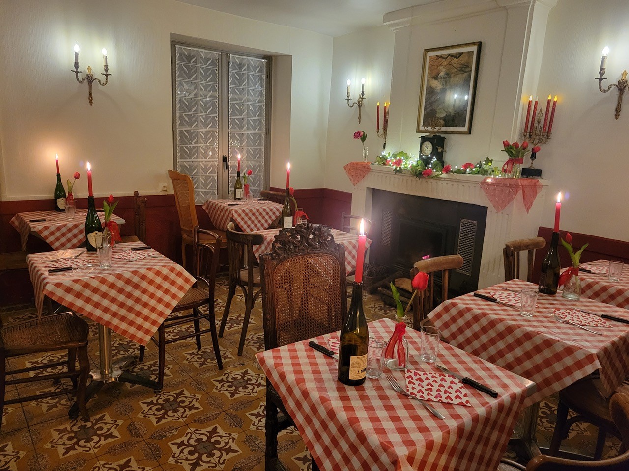 Situé dans un charmant village dynamique de la vallée de la Claise, fonds de commerce de pizzeria – bar apprécié de la clientèle locale et touristique.

L’établissement dispose d’un cadre chaleureux et fonctionnel :

- 25 couverts en salle + 14 places au bar
- 50 places en terrasse + cour permettant des couverts supplémentaires
- Matériel récent, aucun investissement à prévoir
- Loyer : 950 € / mois

Clientèle fidélisée de locaux et touristes. Ouverture actuelle 4 jours par semaine, midi et soir (fermeture dimanche, lundi et mardi).

Profil idéal : couple ou professionnel(le)s de la restauration souhaitant reprendre une affaire clé en main avec potentiel de développement.

Atouts :

- Outil de travail immédiatement opérationnel
- Clientèle établie et régulière
- Emplacement attractif sur la place du village, à proximité d’un centre médical et des écoles
- Equilibre vie pro / vie perso
- Possibilité de développement du CA en augmentant l’amplitude horaire

CA 2024 190k€ / Résultat net 65k€ / EBE 65k€ (actuellement en entreprise individuelle donc rémunération du dirigeant non déduite).

Prix de cession du fonds de commerce : 40 000 €