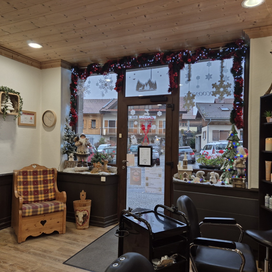 Vends fonds de commerce, salon de coiffure Cocooning chaleureux de 38m2 , 1 labo et 1 toilette a part , rien a faire à l'intérieur, dans un cadre magnifique. 
Salon qui existe depuis une vingtaine d'années au centre du village avec une clientèle très sympa et fidèle, malheureusement je dois arrêter suite à des raisons de santé. 
Seul salon de coiffure du village et dans ces alentours, la clientèle attend vivement une réouverture.