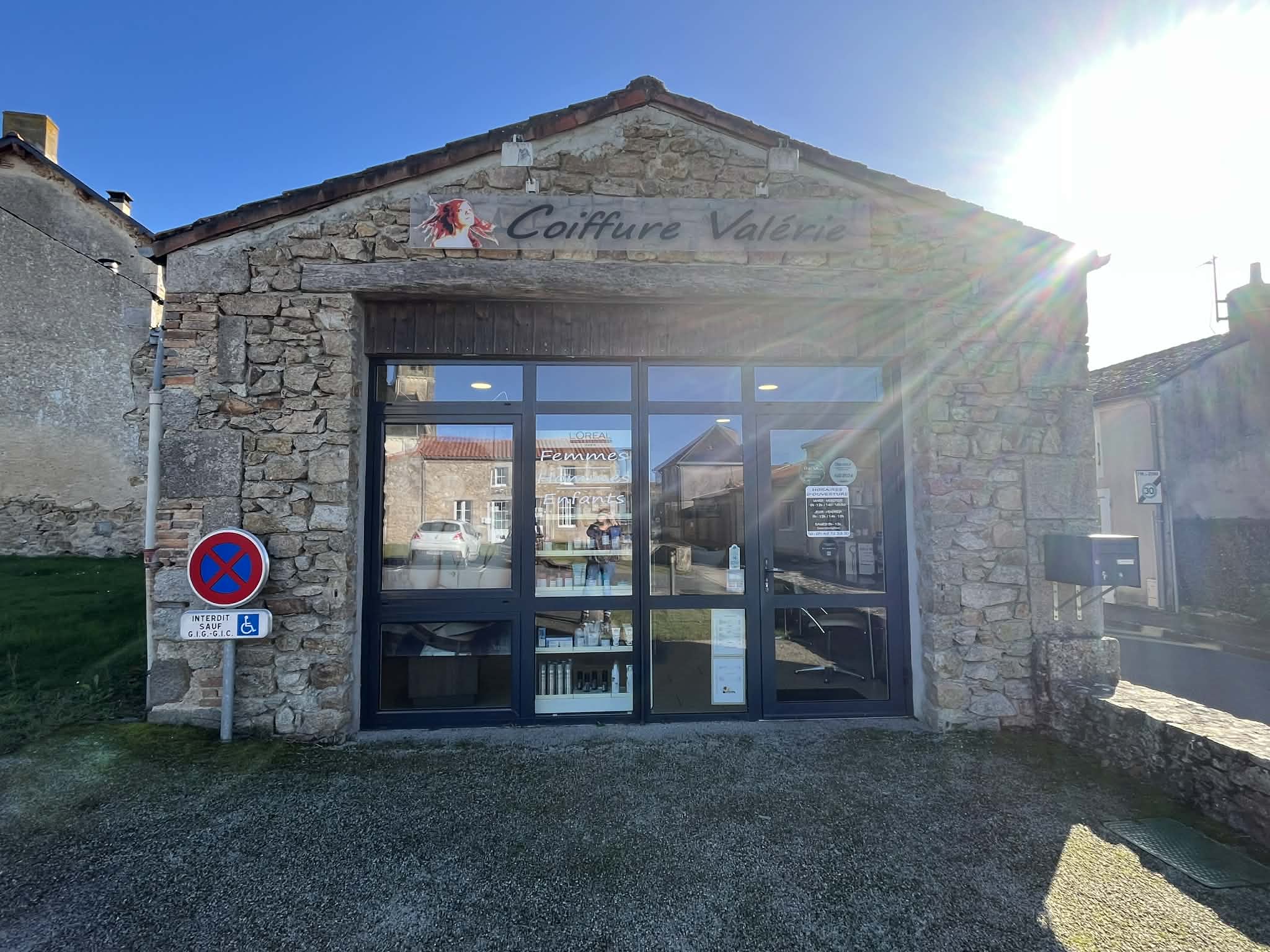 C’est un salon de campagne situé dans une petite commune, Noirterre, à quelques minutes de Bressuire.