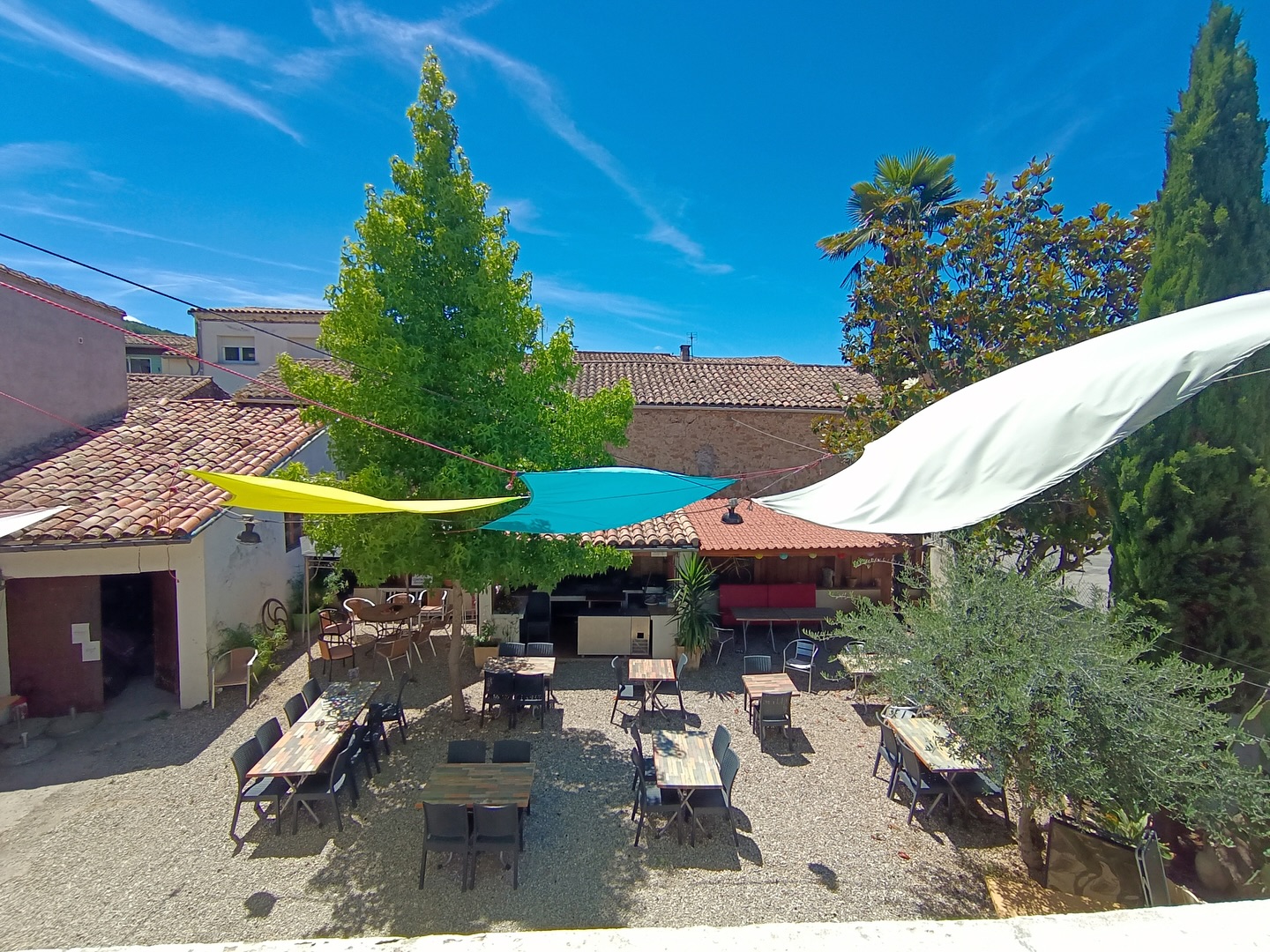 À Vendre : Immeuble de rapport avec bail commercial et logements – 340 m² – Terrain 270 m² – 320 000 € – Campagne-sur-Aude (11260)

Immeuble à très bon rendement locatif, idéalement situé dans un village dynamique de la Haute Vallée de l’Aude.
Composition : 
RDC : Surface commerciale exploitée en bar-restaurant avec cour extérieure  Lieu apprécié des locaux et des touristes – Bail commercial 9 ans en cours 
 
Étage (entrée indépendante) :
 → 5 chambres meublées avec salle d’eau (louées à l’année)
 → 1 chambre familiale (location ponctuelle)
 → 1 studio loué à l’année
 → Cuisine collective, bureau, WC, buanderie, 2 lingeries
L’étage est géré par une SCI commerciale propriétaire des murs. Très bon état général. Chauffage central au fioul collectif.
Atouts : • Rentabilité immédiate 10% • Activité commerciale en place  au RDC+ logements loués à l'étage• 
Bon emplacement entre mer et montagne • Immeuble non soumis à copropriété
📍 11260 – Campagne-sur-Aude 💰 Prix : 320 000 € (honoraires à la charge du vendeur) 📊 Taxe foncière : 1 500 €