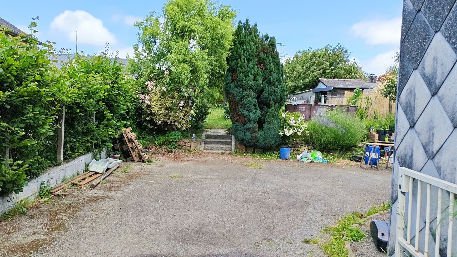 Dans un petit village de Normandie a 20 km du Mont St Michel 
Manche (50) : Dans une commune de la région d'Avranches (50300), sur un axe routier passager, à vendre un fonds de commerce de supérette, relais poste, presse, dépôt de pain  et de.gaz, retrait Crédit Agricole , fleurs, retouches,  traiteur.

Locaux composés d'un magasin d'une surface d'environ 55 m², d'une réserve  et d'un laboratoire.

Parking devant l'établissement.

Logement t4 à l'étage (possibilité de l'occuper ou de le sous-louer). Avec un terrain de 500 M2 clôturé sur l arrière.


Affaire pouvant convenir à une ou deux  personne .  Développement française des jeux et tabac. 

Prix net vendeur de 80 000 € + 7 % TTC (5,83 % HT) des honoraires d'agence à la charge de l'acquéreur.
Surface commerciale : 55 m²
Surface totale : 100 m²

Points fort :
- Un axe passager.
- Stationnement.
- Logement.

Loyer mensuel : 832 € HT hors charges
Logement de fonction présent : oui