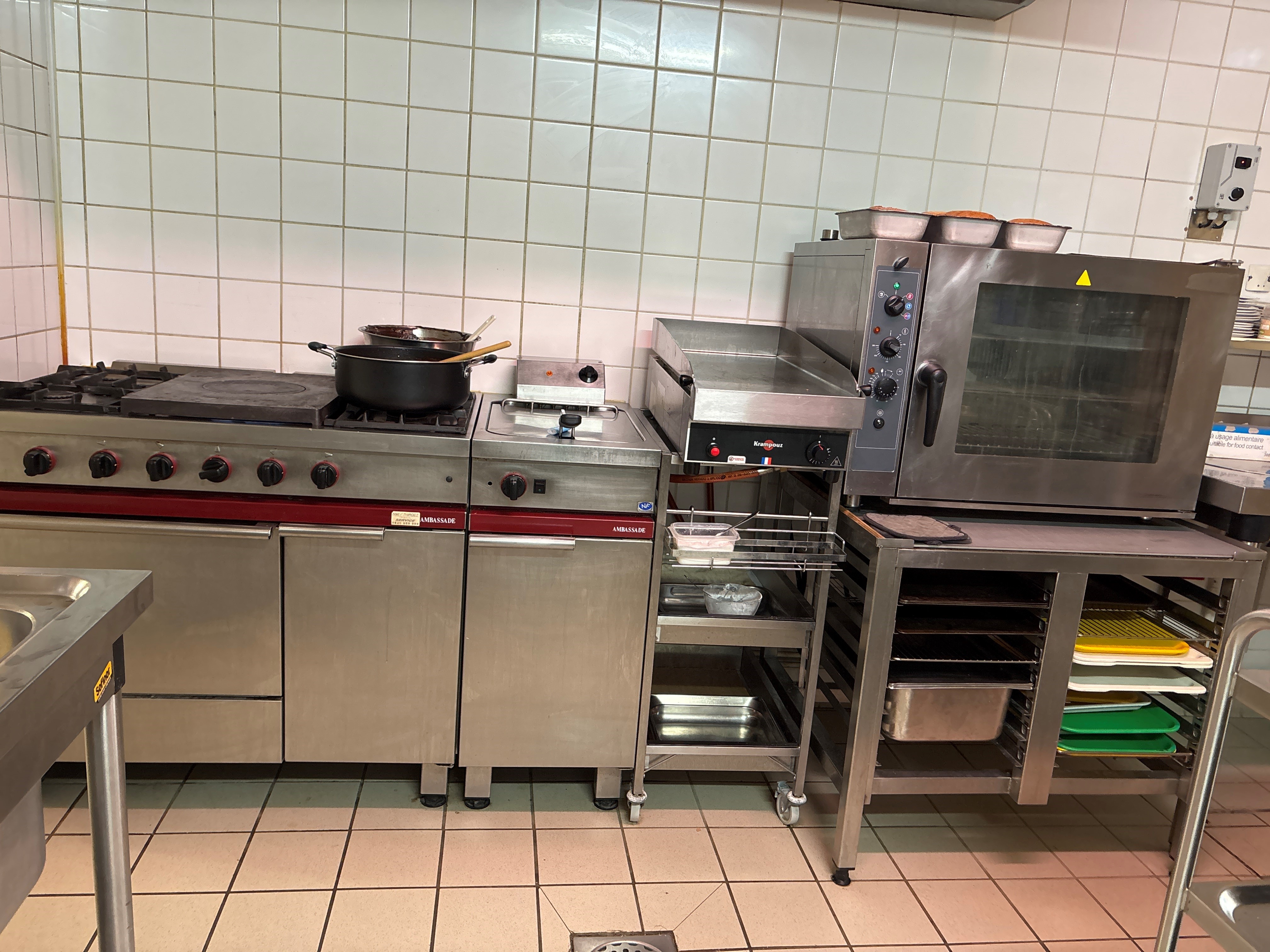 Afin de répondre aux attentes de ses habitants, la mairie de Préaux (Ardèche) souhaite assurer la continuité de son bar restaurant communal, les gérants actuels ayant annoncé leur départ en août prochain.

Dans cette démarche, la commune s'est rapprochée de la Chambre de Métiers et de l’Artisanat de l’Ardèche pour sélectionner et accompagner les futurs exploitants.

Voici les principales caractéristiques de cette opportunité de reprise : 
•	Location-gérance proposée avec un loyer attractif 
•	Licence IV incluse dans l’exploitation 
•	Locaux de 194 m² conformes aux normes d’accessibilité et de sécurité 
•	Cuisine spacieuse, équipée et conformes aux normes d’hygiène en vigueur   
•	Espace bar + 3 salles de restauration offrant une capacité minimale de 40 couverts 
•	Terrasse extérieure exploitable en saison 
•	Possibilité d’assurer la cantine scolaire (salle avec accès indépendant) 
•	Électricité fournie par EDF au tarif réglementé 
•	Chauffage et production d’eau chaude sanitaire assurés par une installation au gaz propane

Le dossier de candidature est transmis aux porteurs de projet intéressés et devra être déposé avant le vendredi 5 juin.