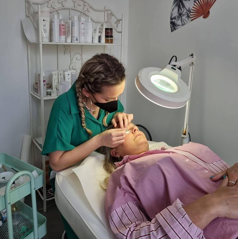 💄 À vendre – Institut de beauté & boutique – Naujac-sur-Mer (33)
À vendre institut de beauté avec boutique (accessoires, vêtements, bijoux, senteurs), situé à Naujac-sur-Mer, au cœur du Médoc. A 5 minutes de nos belles plages.
Le local d’environ 50 m² comprend :
une cabine esthétique entièrement équipée,
un espace boutique lumineux et agréable,
une grande réserve fonctionnelle.
💅 Fonds de commerce + matériel esthétique inclus : table de soins, mobilier, appareils, rangements, etc.
💶 Loyer attractif : 436 € charges comprises.
Aucun travaux à prévoir – local propre, décoré avec goût, clé en main.
Clientèle fidèle et régulière depuis près de 12 ans, excellente réputation locale.
👉 Idéal pour esthéticienne souhaitant s’installer ou pour une activité beauté / mode.
💰 Prix de vente : 45 000 €
(fonds + matériel esthétique inclus)
💼 Stocks non inclus.
Possibilité d’accompagnement à la reprise.
📍 Motif de la vente : raisons familiales.
🔒 Contact uniquement pour projet sérieux, avec financement identifié ou en cours de validation bancaire.