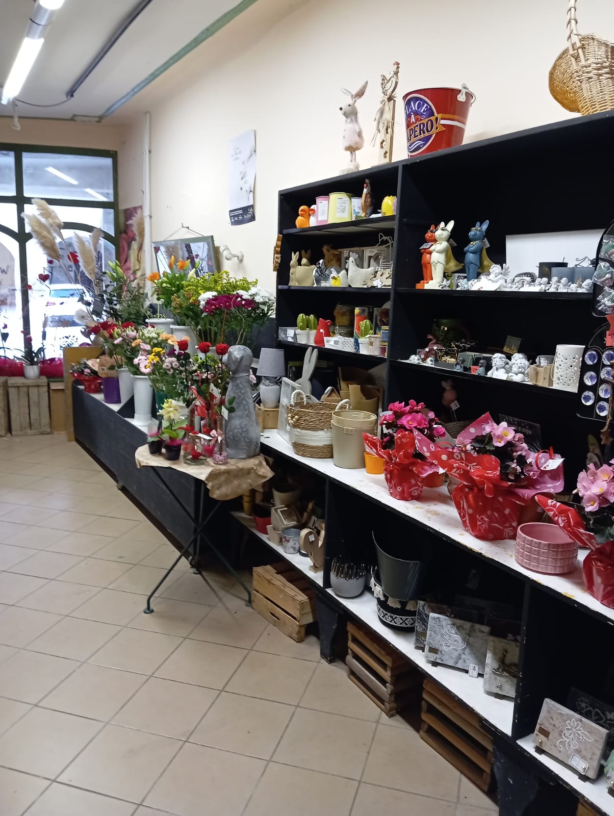 Type d'activité : Fonds de commerce de fleurs
Localisation : place du marché, 26170 Buis les Baronnies
Surface : Local de 70m²
Loyer mensuel : 650€

Description :
Idéalement situé à Buis les Baronnies, fonds de commerce bénéficiant d'une belle visibilité et d'une clientèle fidèle. La boutique dispose d'une jolie vitrine, d'un espace de travail fonctionnel et d'une zone de stockage (20m²).

Equipement inclus :
Chambre froide, présentoirs, mobilier, imprimante deuil...
Stock inclus selon accord.

Motif de la vente :
Départ à la retraite.

Affaire clé en main idéale pour un(e) passionné(e) !
