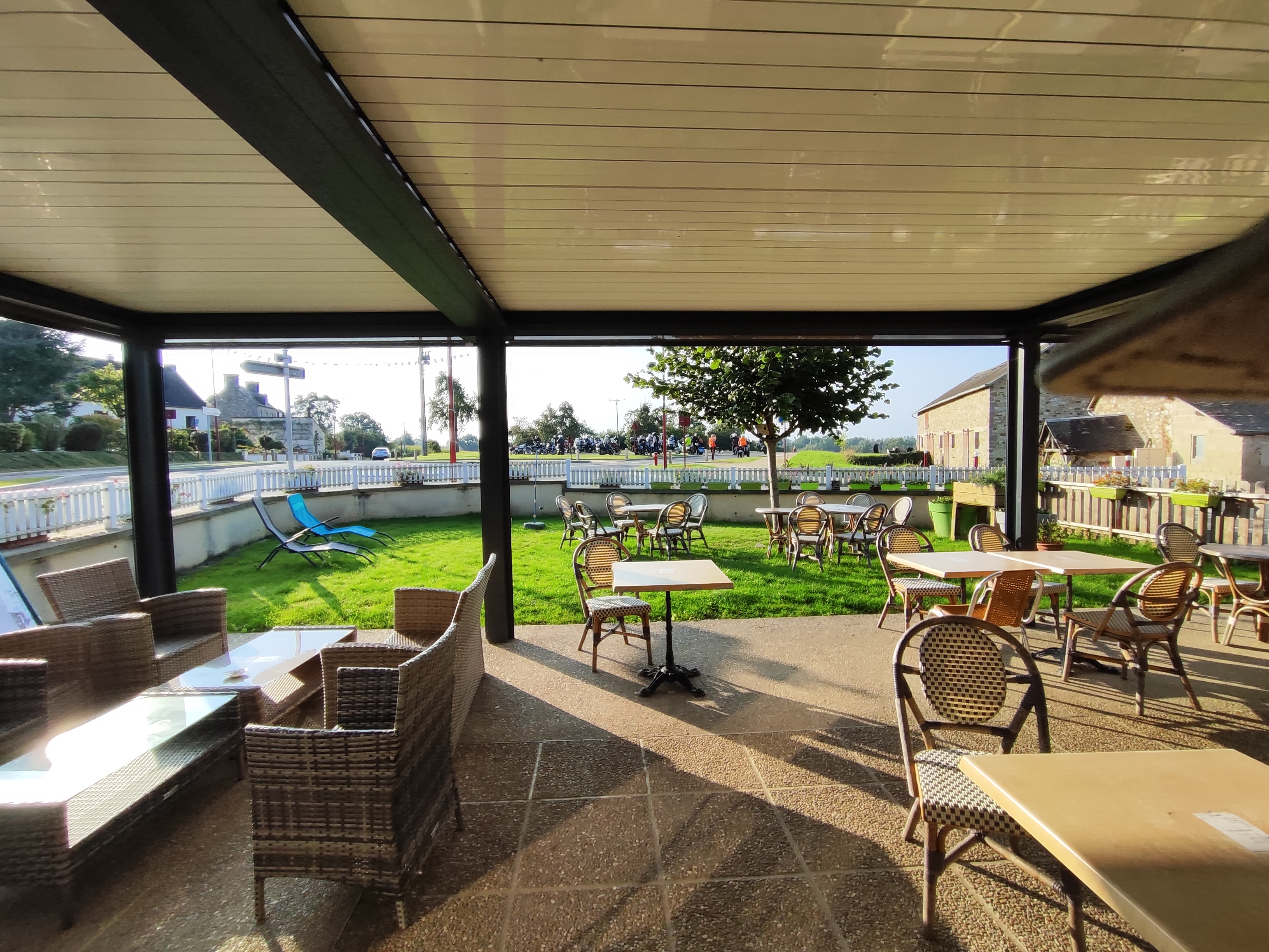 Vends fonds de commerce dans locaux communaux (logement compris)
petit loyer pour l'ensemble du bâtiment, licence IV comprise

Unique commerce à 200 m de la vélocénie (voie verte reliant Paris/le mont Saint-Michel) entre 2 villes éloignées
Unique commerce proposant une grande pergola couverte bioclimatique, pratique en cas de pluie ou de grand soleil
Unique commerce avec terrasse privative (herbe) et clos aux 3/4, pas de terrasse de "trottoir"
3 parkings communaux à proximité

Précédemment :
dépôt boulangerie, épicerie, bar, gaz

Développé depuis 3 ans :
Accueil vélo officiel, revente tabac, snacking, point poste, FDJ, menu ouvrier en semaine, rôtisserie le dimanche, vente de produits maraîchers bio (maraîcher à 4 kms), journaux, charcuterie/crèmerie et biscuiterie de la région
(possibilité de développer davantage en restauration, en soirée...)
Beaucoup de matériels récents

Vente car changement de projet