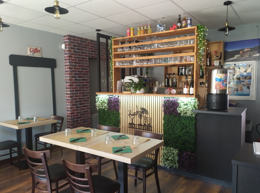 Vend fond de commerce Restaurant Pizzeria. 

Belle opportunité à saisir !

Idéalement situé sur l'axe principal des Stations de Ski, à proximité de la gare et des entreprises. Seul restaurant de la commune. 

Une cuisine entièrement équipée de 25m², une salle de 45m² pouvant installer confortablement 18 personnes, et une magnifique terrasse au calme de 65m² de 35 à 40 couverts. 
Toilette accessible au PMR. 
Façade refaite à neuve en clair-voie qui met en valeur l'établissement, petit coin bar réaménagé. 

Les + :
- Clientèle locale et fidèle
- Très bon chiffre d'affaires
- Licence Grande Restauration et Licence III
- Bail commercial à reprendre 3/6/9
- Local frigo
- Espace de stockage 

Si vous êtes partant pour une belle aventure au pieds des montagnes, contactez nous dès à présenter.