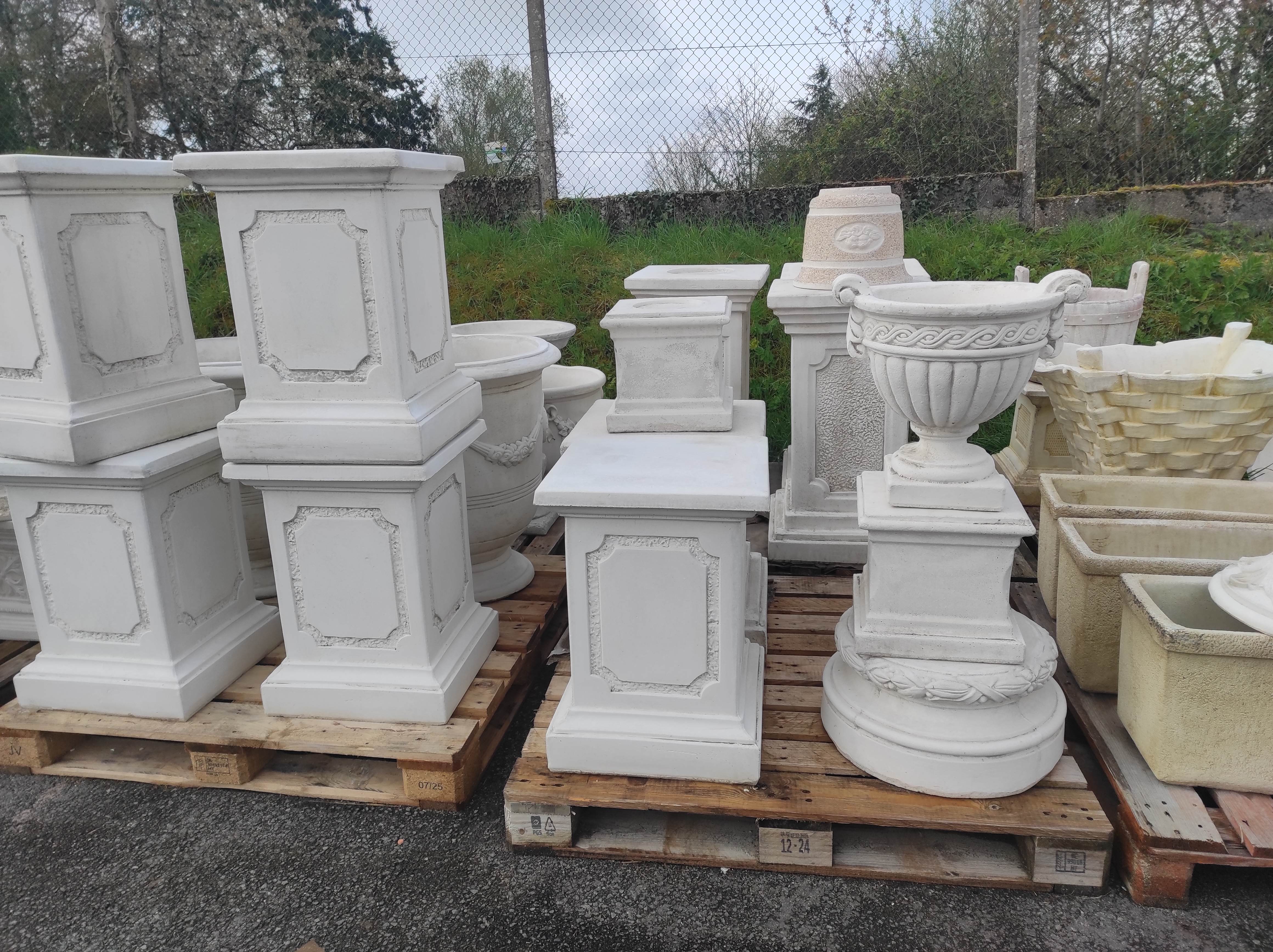 L’entreprise le bon vivre 18 a été créé en 2008. Elle propose un site en ligne de vente de décoration de jardin, statues, vases, fontaines et autres, en pierre reconstituée .
Le bon vivre 18 est avant tout un site de vente en ligne mais l’entrepôt de stockage se situe au 11 route de Bourges aux Aix d’Angillon  pour une capacité de stockage de 400 m2.
La clientèle est composée en grande partie de particuliers et aussi de collectivités
L’entreprise travaille en France ,mais exporte également à l’étranger.
La clientèle des professionnels est un axe de développement intéressant pour un futur repreneur.
Le site « lebonvivre.fr » est opérationnel et représentatif de l’offre proposée.
l'entreprise compte un ouvrier expérimenté et qualifié qui prépare les commandes pour l'expédition  chez les clients.