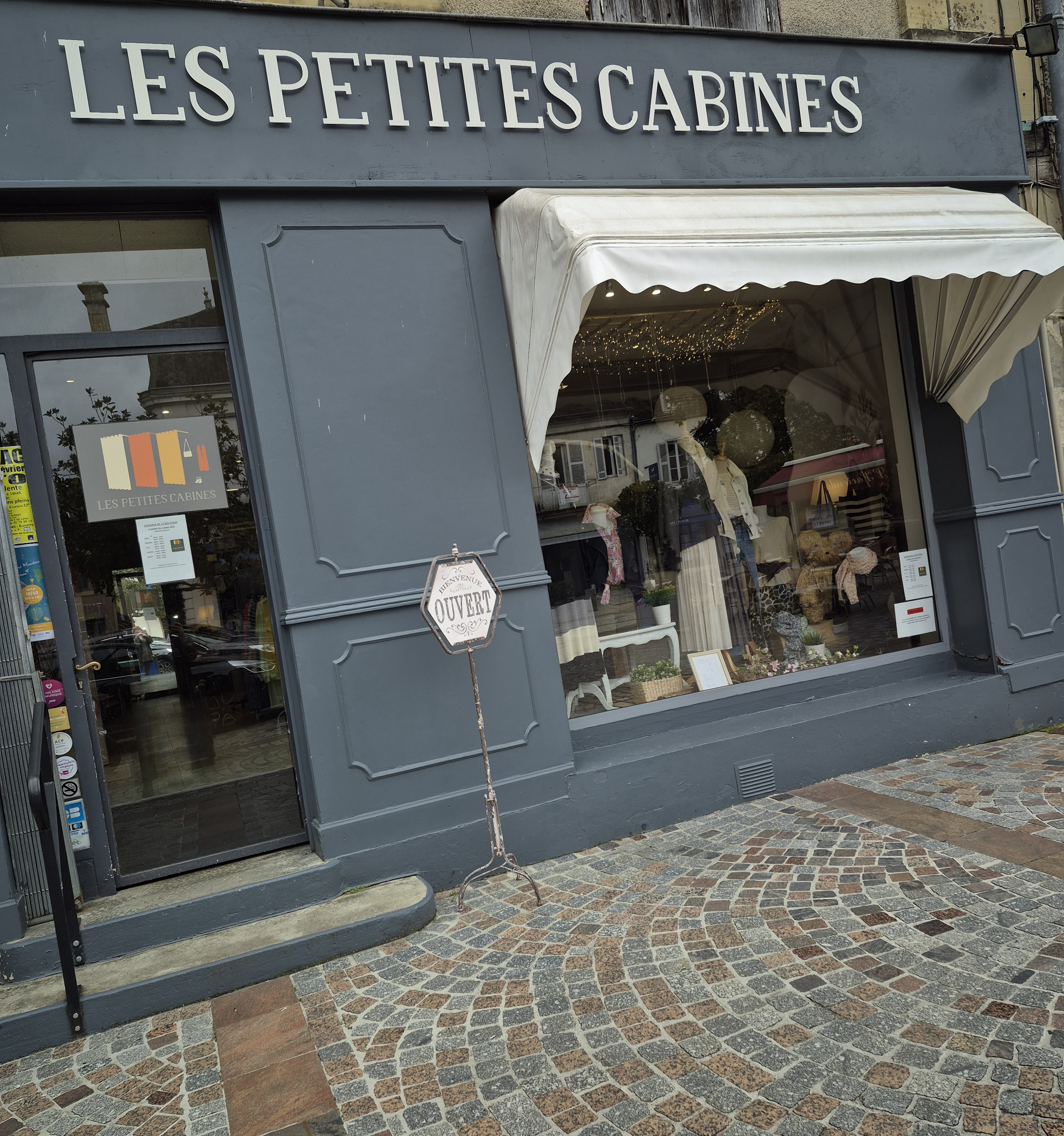 Vente pour cause de réorientation.

Jolie boutique entièrement repensée pour un accueil chaleureux ; reprise clé en mains.

60m2 de surface de vente + 30m2 de réserve (ouvrant sur l'extérieur) avec évier et petit chauffe-eau  + WC séparé.
Caisse au normes LNE, système de climatisation réversible (changée en juillet 2024)
3 Cabines d'essayage
Mobilier adapté 

Commerce idéalement situé dans le centre ville.

Bail tout commerces offrant de multiples possibilités d'exploitation avec loyer très raisonnable.