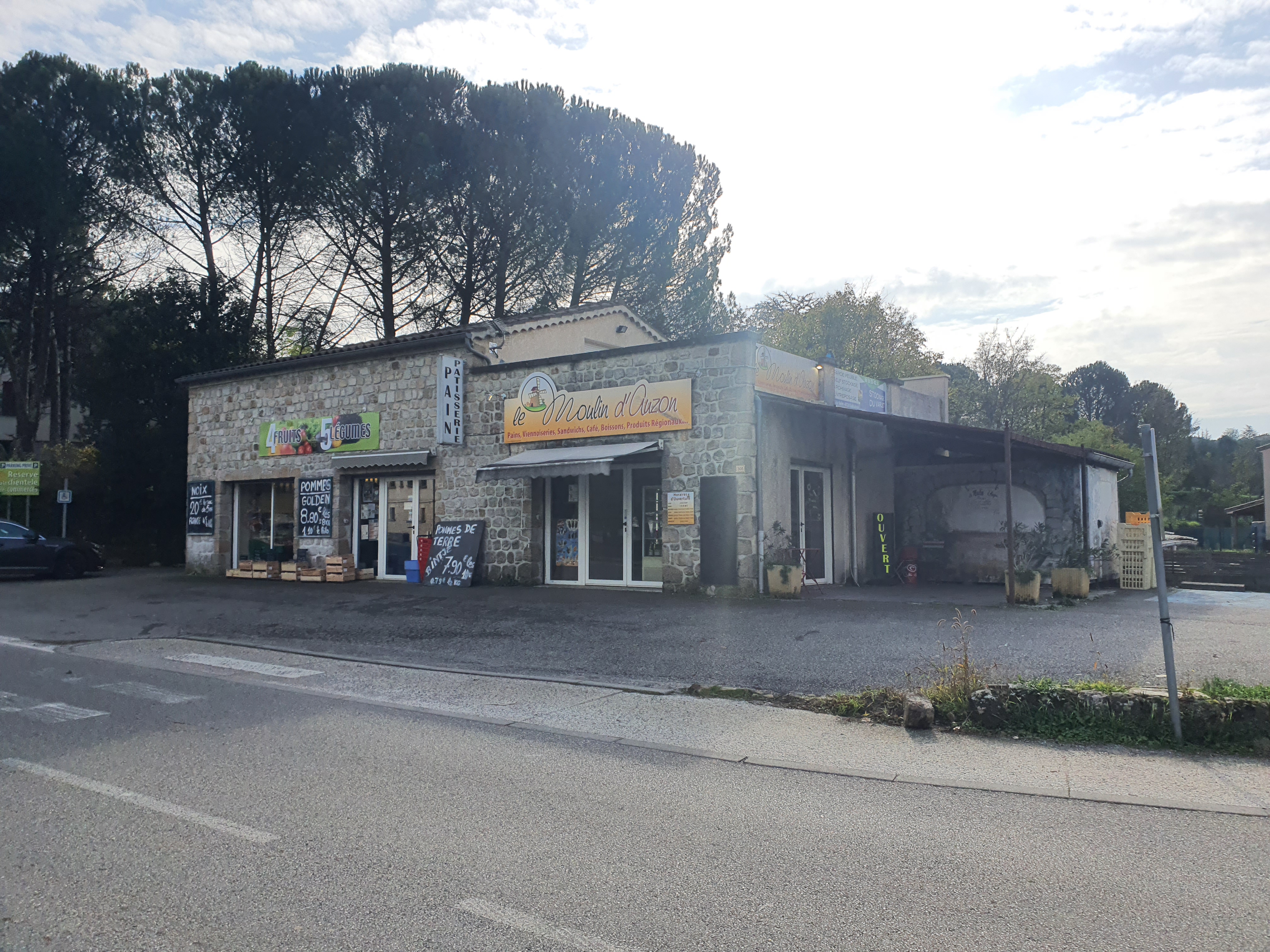 Terminal de cuisson en sud ardéche 
Ouvert à l'année 
Bien situé entrée de village, attenant à un commerce de fruits et légumes 
Terrasse 
Matériels bien entretenu et révisé annuellement par professionnel 
Parking privé