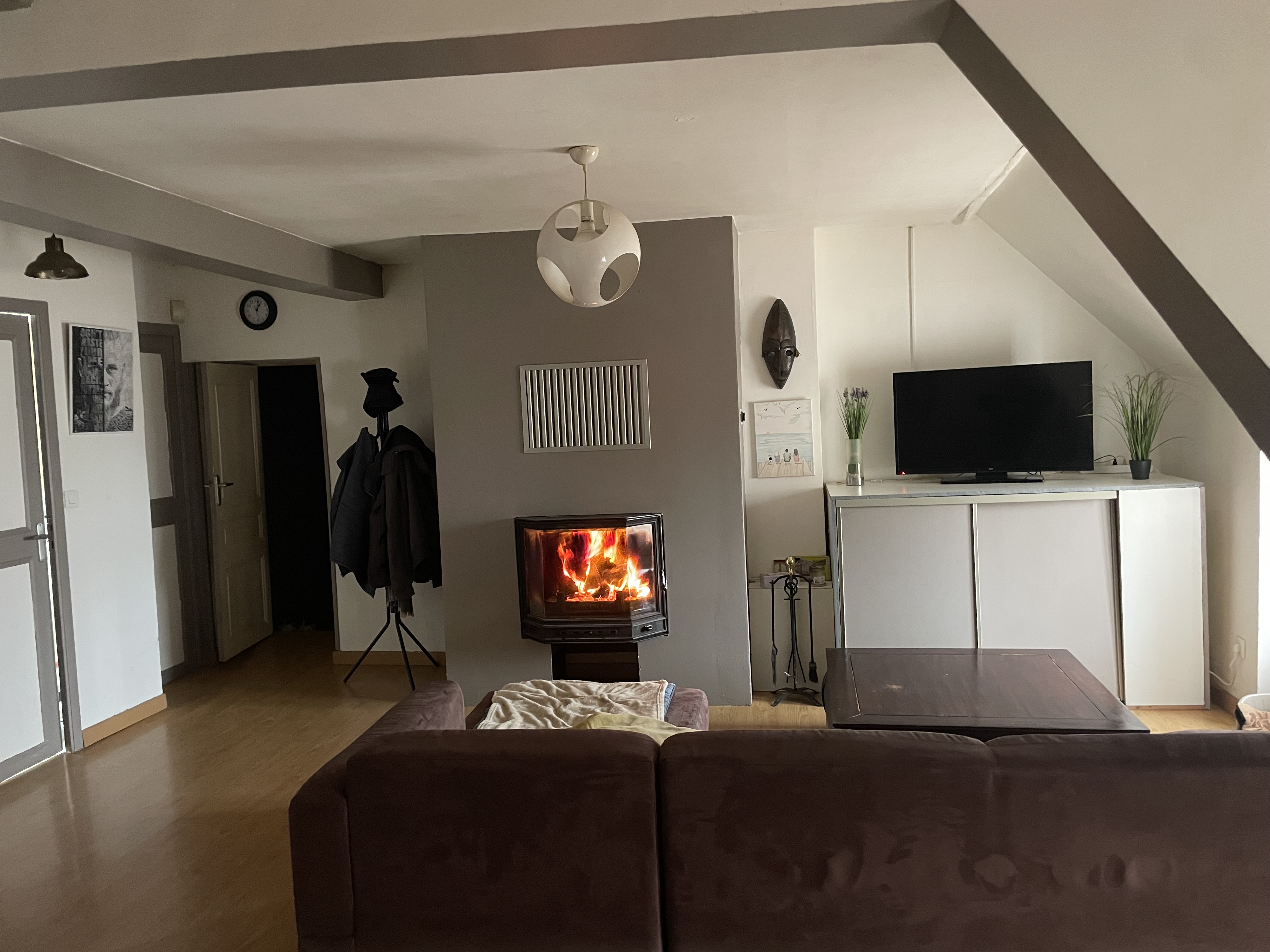 Vends fonds de commerce + mur Bar Tabac FDJ petite restauration + Appartement
Affaire dans le village thermal de St Honoré Les Bains dans la Nièvre, situé sans concurrence directe dans un rayon de 15 kms.
Clientèle locale et saisonnière. Cadre de vie paisible à 50 kms du lac des Settons.

 Le commerce : 97 m2 avec salle de restaurant, salle bar, salle jeux, réserve, cuisine, terrasse situé plein sud  50 places assises. Stationnement facile.
Affaire à développer. Le repreneur pourra proposer et renforcer la diversification.

L'appartement : 98 m2 se situant a l'étage. Salon de 36 m2 - 3 chambres 12,81m2, 11,87 m2, 11 m2. Salle de bain de 8,14 m2,  buanderie. Cuisine