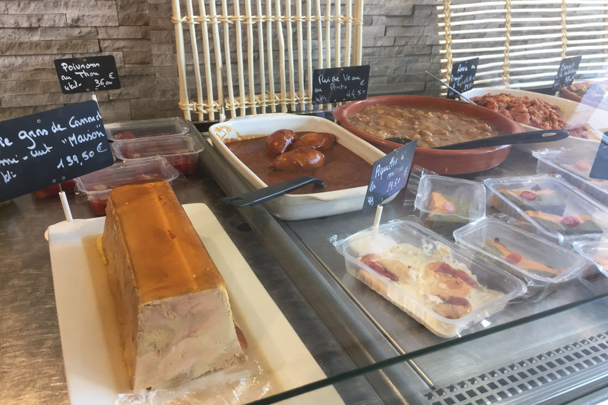 bassin d'Arcachon , fond de commerce traiteur a emporter , spécialités Espagnole et cuisine du monde ,situé dans un quartier dynamique magasin 50m2 ,cuisine, cour , terrasse aménageable  pour la dégustation . Clientele fidèle a L'année C.A en progression constante depuis 8 ans .loyer 1000 ? .vente cause retraite
