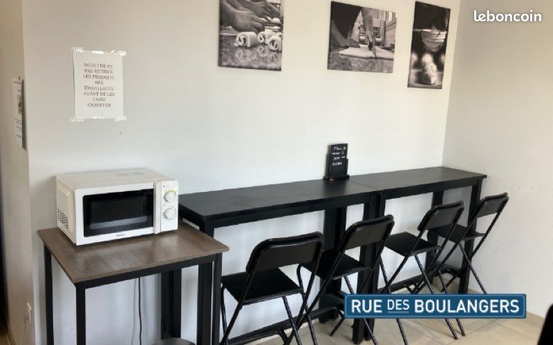 A vendre charmante boulangerie dans une commune cossue du Loiret. 
Située sur un axe passant drainant un nombre important de travailleurs et de véhicules, cette affaire a un fort potentiel en snacking, viennoiseries et pains. 
La clientèle est un mix entre ce passage journalier important et un socle de fidèles consommateurs avides de nouveautés. 
La commune aide grandement ses commerces et fait tout pour les mettre dans un confort optimum (aides financières, loyers modérés...)
La boutique a été entièrement refaite, ce qui vous apportera un véritable confort de travail et un espace d'accueil agréable pour la clientèle. 
Les locaux de fabrication sont très spacieux, aux normes et bien entretenus : chacun pourra travailler sereinement dans un espace dédié. L'équipement est nombreux et le matériel est très bien entretenu. 
Un pavillon individuel jouxtant la boulangerie vous apportera un confort précieux pour la partie privée. 
Venez vite découvrir cette magnifique affaire, que vous soyez primo accédant ou confirmé, du moment que vous recherchiez une affaire confortable et rentable !

CA : 346 561 €
Disponible en Juillet 2027.