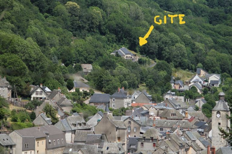 Propriètaires actuels, nous souhaitons vivre une autre aventure dans 
d'autres lieux, et nous mettons en vente notre Gîte Saint André.. 

Cet achat correspondra tout à fait aux personnes qui souhaitent vivre 
une nouvelle vie, du type reconversion professionnelle, ou à ceux qui 
ont une activité similaire et qui veulent un outil de travail plus important.

Nous sommes un couple et depuis 14 ans nous 
tenons ensemble, à deux,  l'activité du gîte. Si vous le souhaitez, 
celle-ci peut être développée, en effet une 'augmentation du nombre de couchages est tout à fait possible.  

L' atout principal du gîte  est son emplacement géographique. 
En effet, le Chemin de Compostelle, est emprunté chaque année par un
très grand nombre de marcheurs. Le gîte est situé sur le GR65 entre 
Le Puy en Velay et Conques classé à l'Unesco, soit le tronçon le plus 
fréquenté en France. Le passage se concentre entre le mois de Mars à
fin Octobre.
Les deux autres chemins de randonnées qui sont "Le Tour des Monts 
d'Aubrac" et "Le Chemin de Saint Guilhem le Désert", sont un réel 
complément de fréquentation et en constante augmentation, de Mai à 
fin Octobre. 
(Pour ce qui est de l'accueil en hiver, il  peut être développé si on le 
souhaite, avec les activités de moyenne montagne des environs, ski 
alpin (2 petites stations familiales), raquettes et ski de fond sur 
l'Aubrac. 
Les demandes sont plutôt sur les week-end et vacances scolaires 
(Noel - Février).

L'autre atout est qu'il a été construit en 2002 pour cette activité 
professionnelle, et que l'ensemble y est adapté, soit la disposition et 
taille des pièces, les sanitaires, les équipements et  les normes. Aucun 
travaux n'est nécessaire.

Pour conclure, un gîte d'étape, c'est accueillir chaque jour des 
personnes nouvelles qui viennent de toutes les régions de France et de 
l'étranger. Le Chemin de Compostelle ayant cette particularité d'être 
mondialement connu, il génère une fréquentation internationale. Toute 
l'Europe, Etats Unis, Australie, Corée du Sud,  Japon, Canada .......... 
etc , autant dire une grande richesse.

Alors ............. vous tentez l'aventure !!