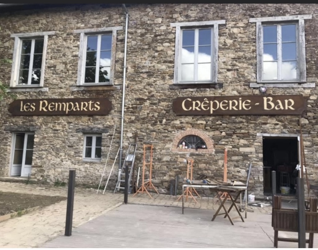 Située à cheval entre la Dordogne et l'extreme sud de la  Haute Vienne , également aux portes de la Corrèze, au cœur du village médiéval de Saint Yrieix La Perche (100 plus beaux villages de France) très touristique en été, dans son centre historique, sur les remparts de la ville ,  se trouve la Crêperie des Remparts.
       
         Dans ce parc naturel régional Périgord-Limousin, région haute en couleurs
par sa gastronomie et sa campagne, la Crêperie des Remparts reste un endroit incontournable ,et de très bonne reputation.

Composée :
- d'une grande terrasse ombragée de 200m2, 
-d'une pergola de 80 m2de 60 places assises,
-d'une salle principale de 40 places assises 
- d'une cave/rhumerie de 30 places assises pour vos soirées privées et évènementielles
-licence IV débit de boisson